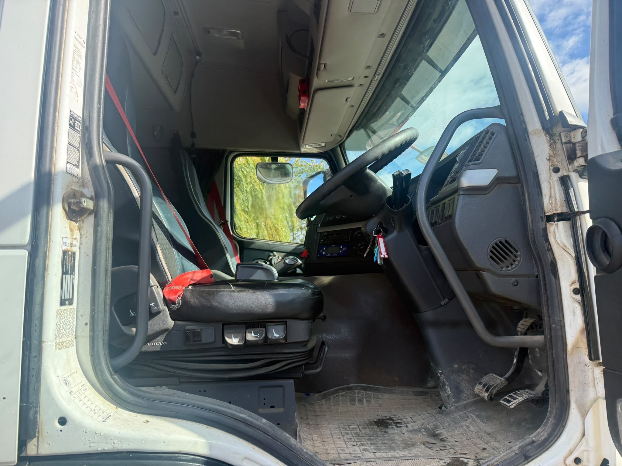 VOLVO FM410 8 WHEEL TIPPER LORRY - Image 15