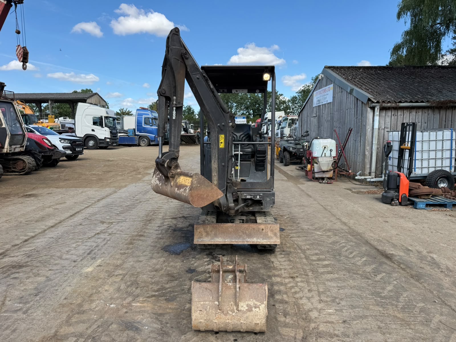 VOLVO EC15D MINI DIGGER EXCAVATOR - Image 12