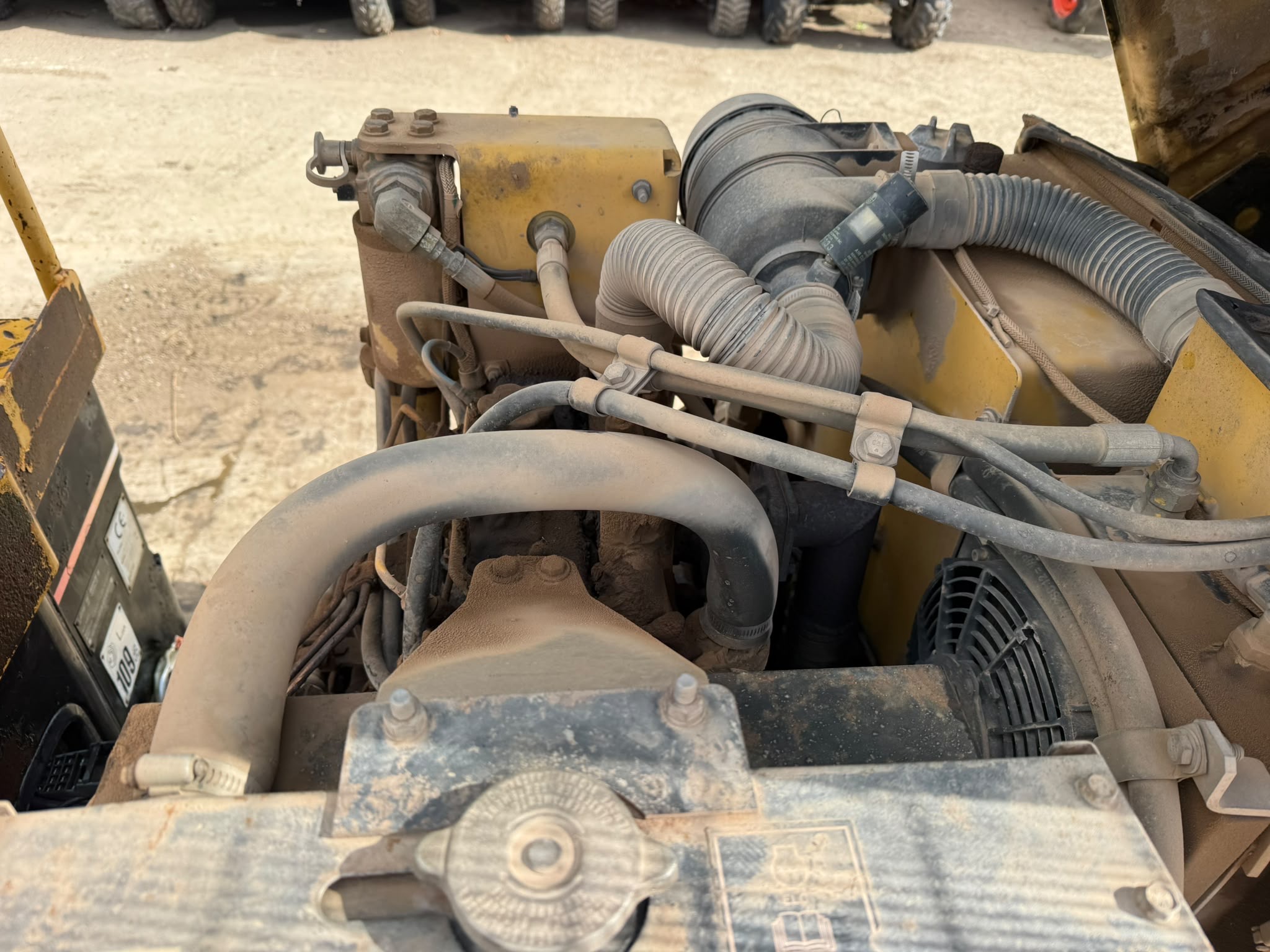 CATERPILLAR CB224D 120 RIDE ON ROLLER - Image 17