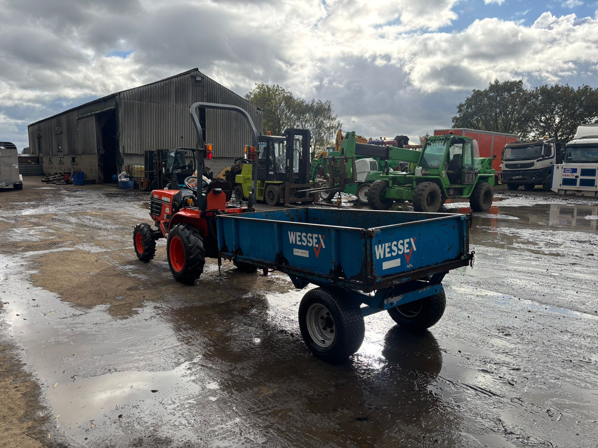 KUBOTA B1710 COMPACT TRACTOR WITH TRAILER - Image 18