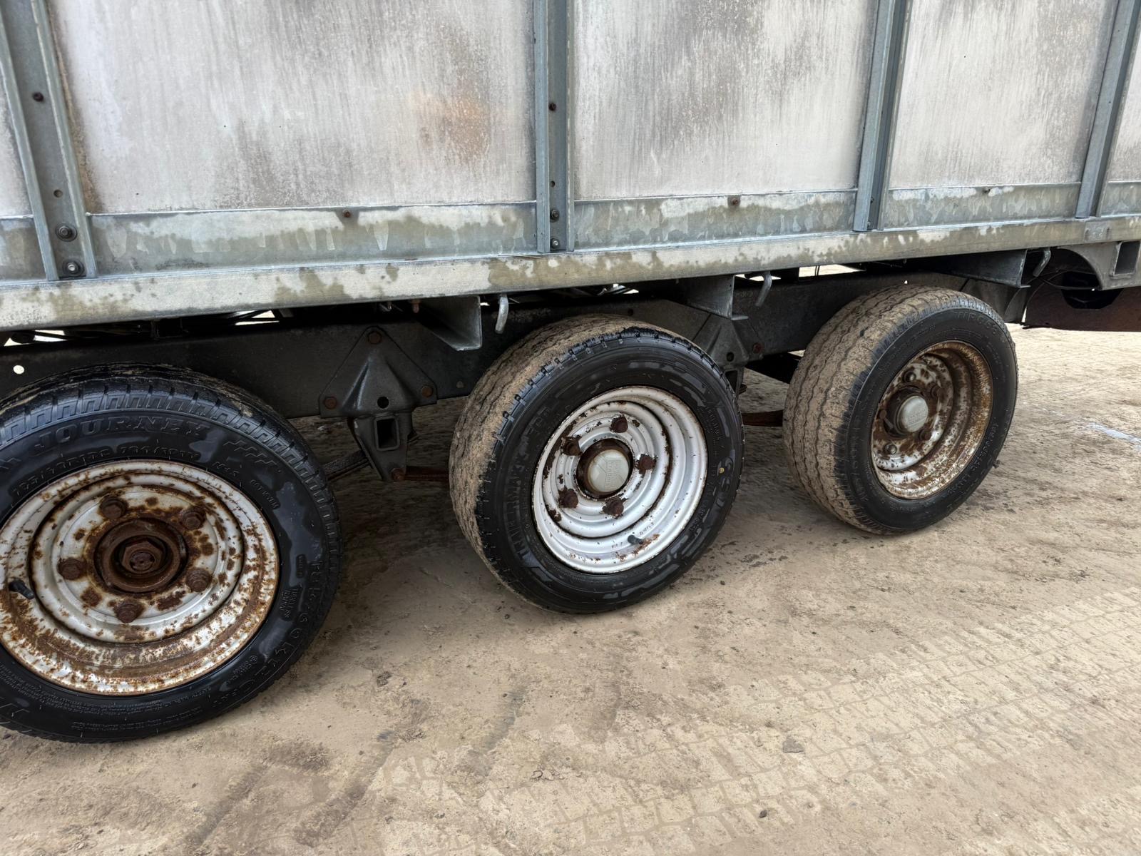 IFOR WILLIAM 12 FT TRI AXLE CATTLE TRAILER - Image 4