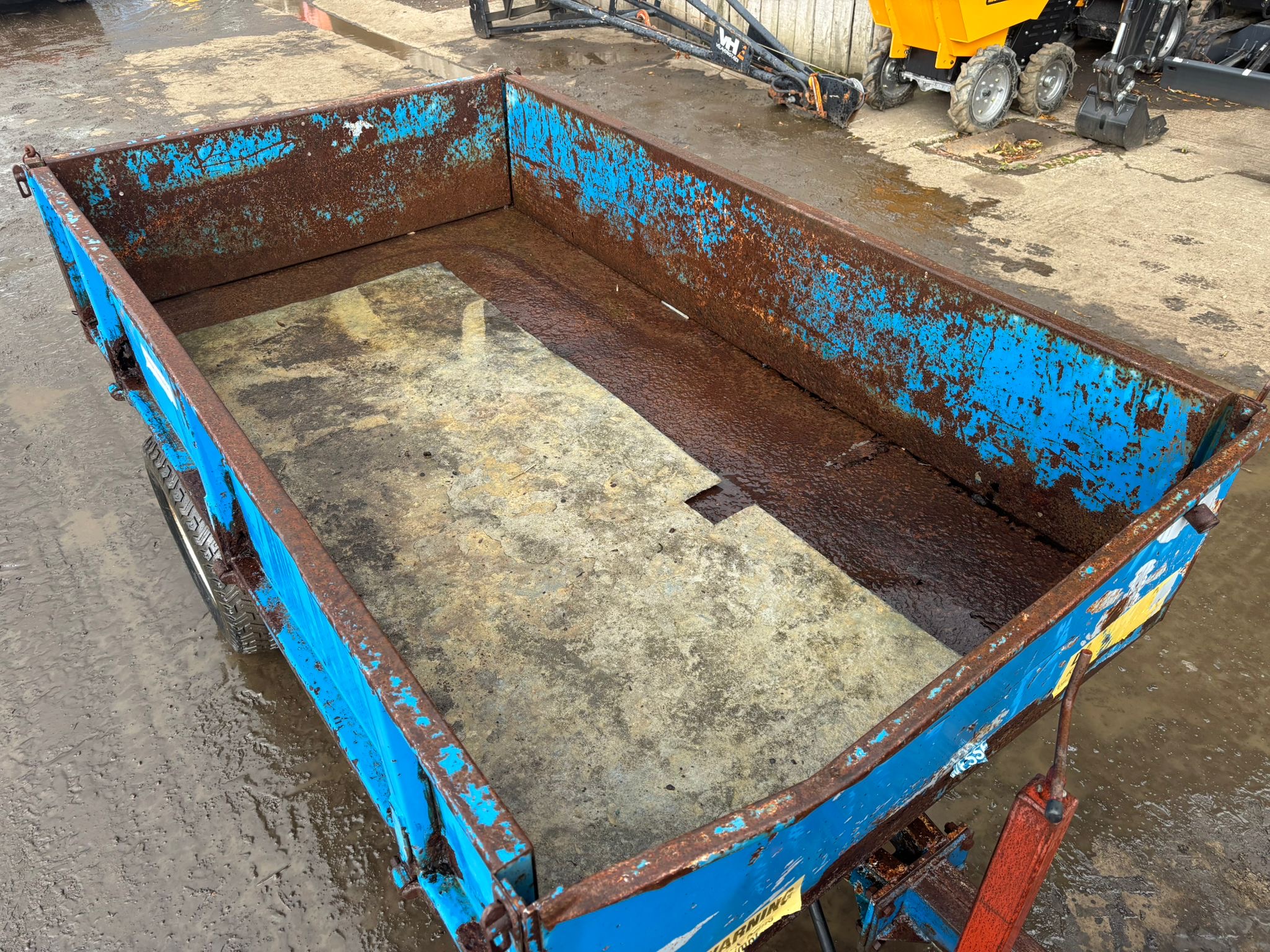 KUBOTA B1710 COMPACT TRACTOR WITH TRAILER - Image 10