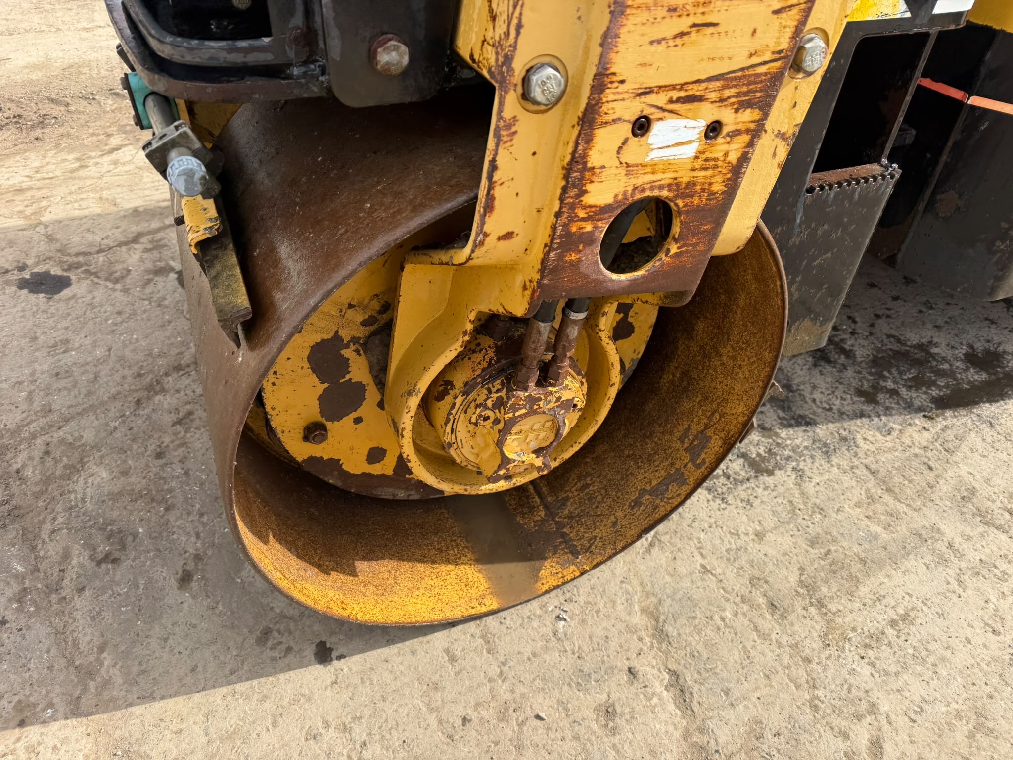 CATERPILLAR CB224D 120 RIDE ON ROLLER - Image 11