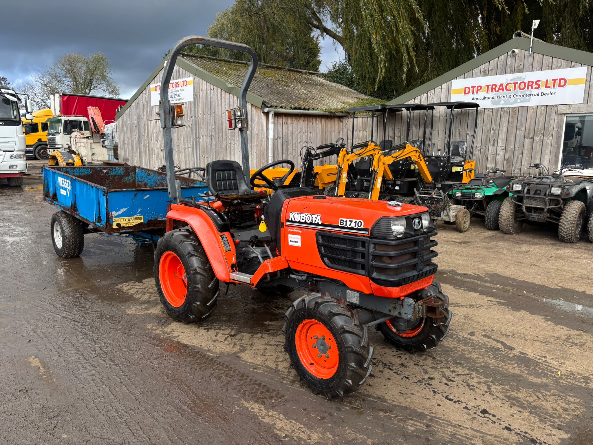 KUBOTA B1710 COMPACT TRACTOR WITH TRAILER - Image 2