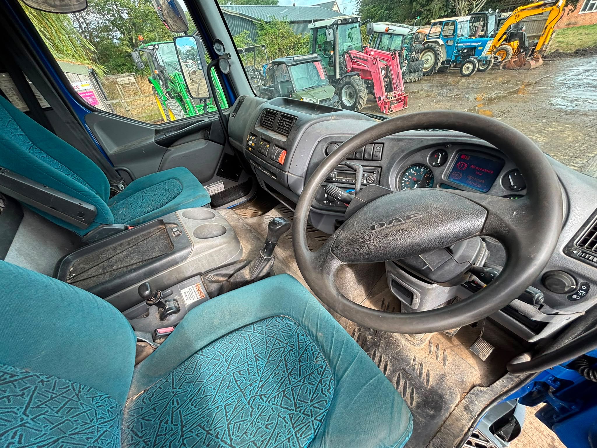 DAF LF 55.220 BRICK GRAB CRANE LORRY - Image 16
