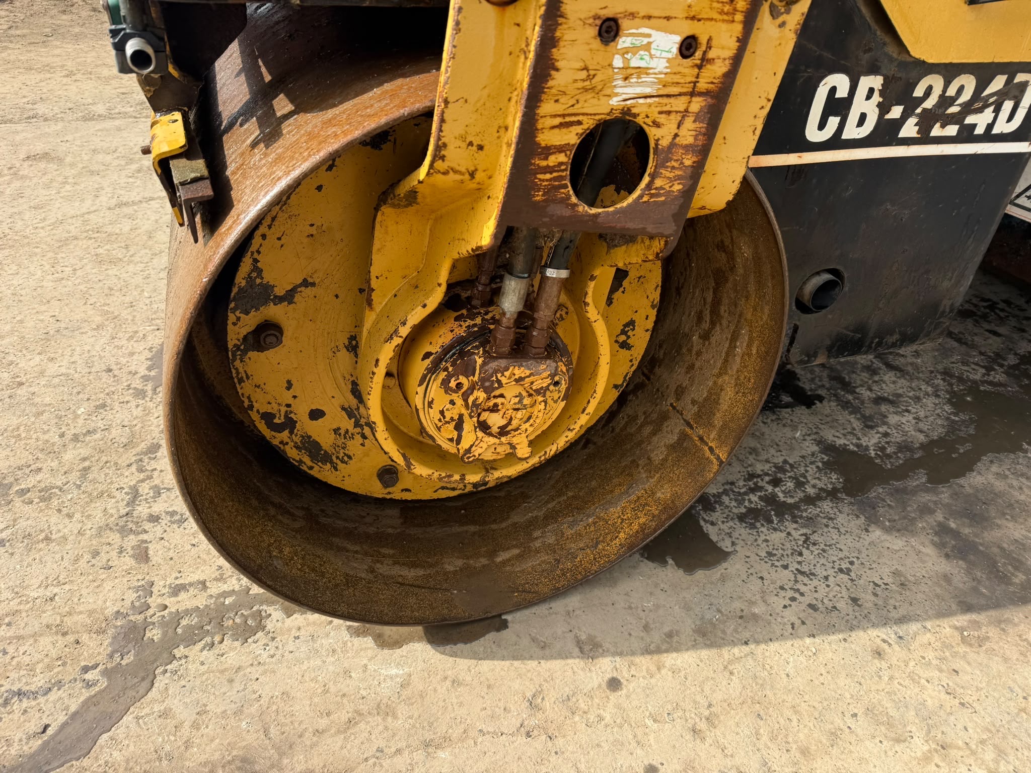 CATERPILLAR CB224D 120 RIDE ON ROLLER - Image 7