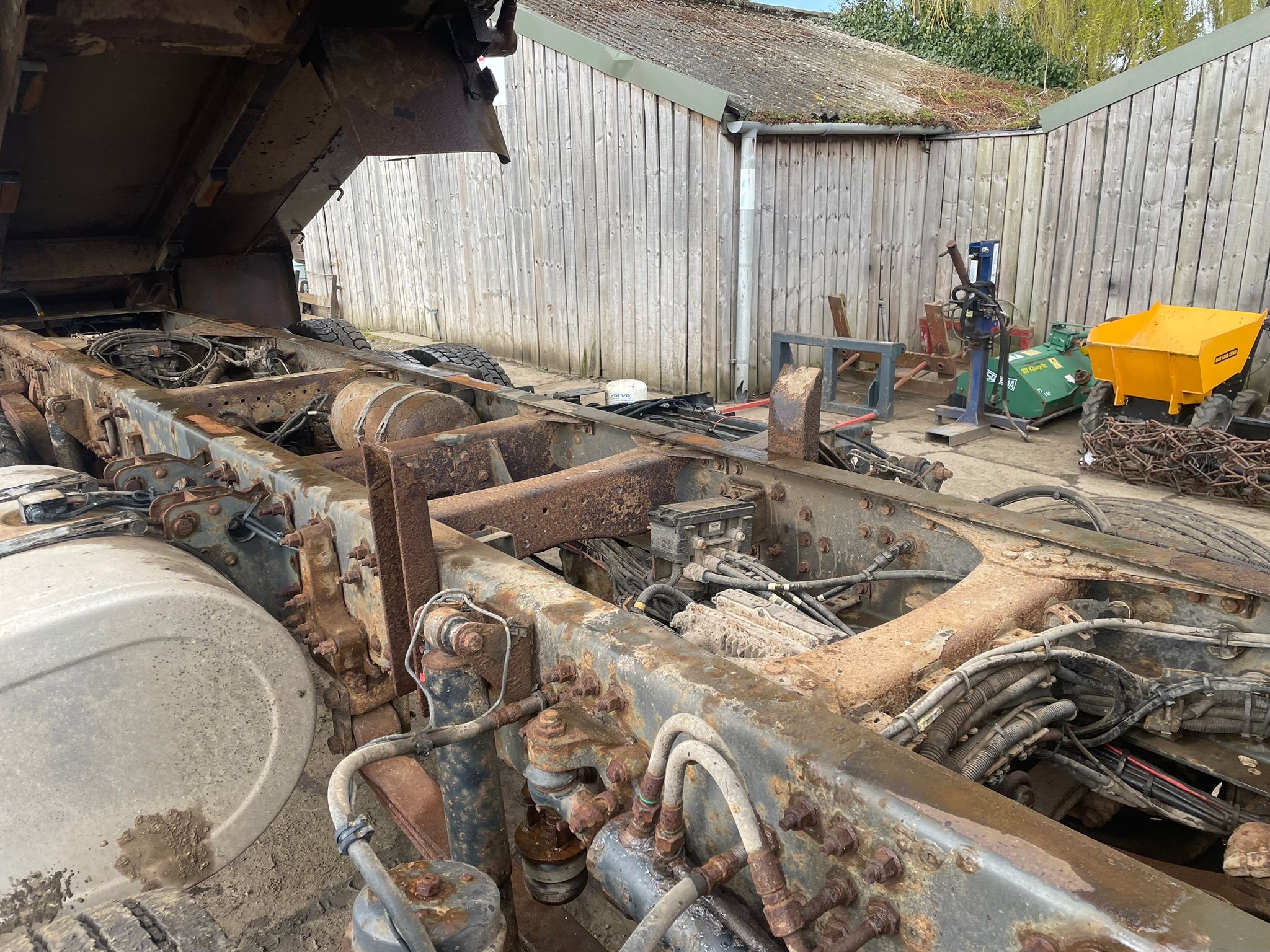 VOLVO FMX 8 WHEEL TIPPER LORRY - Image 12