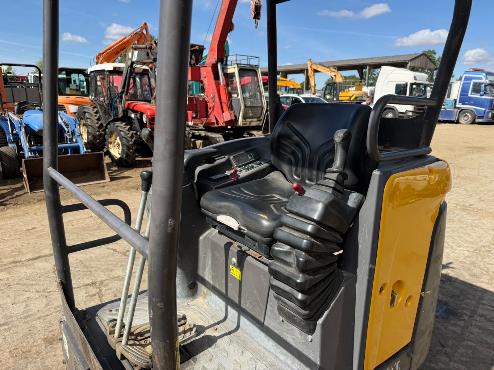 VOLVO EC15D MINI DIGGER EXCAVATOR - Image 9