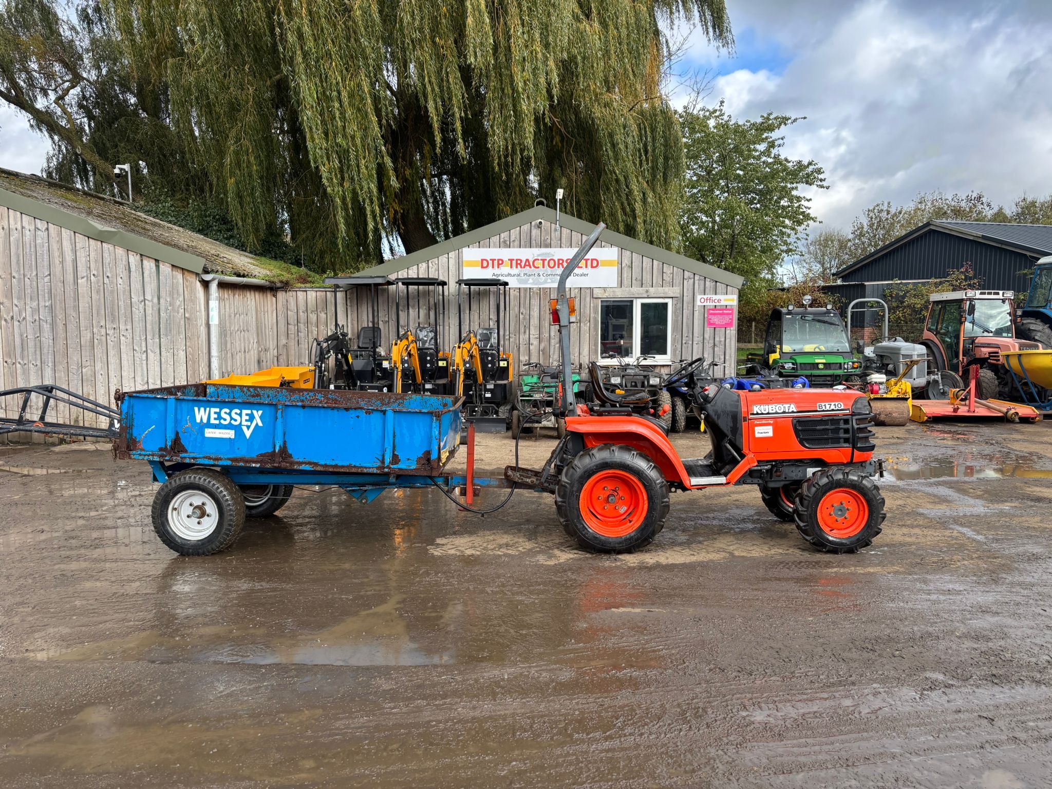 KUBOTA B1710 COMPACT TRACTOR WITH TRAILER - Image 6
