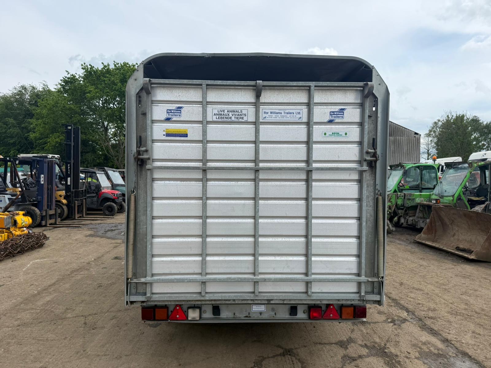 IFOR WILLIAM 14ft TRI AXLE LIVESTOCK TRAILER - Image 14