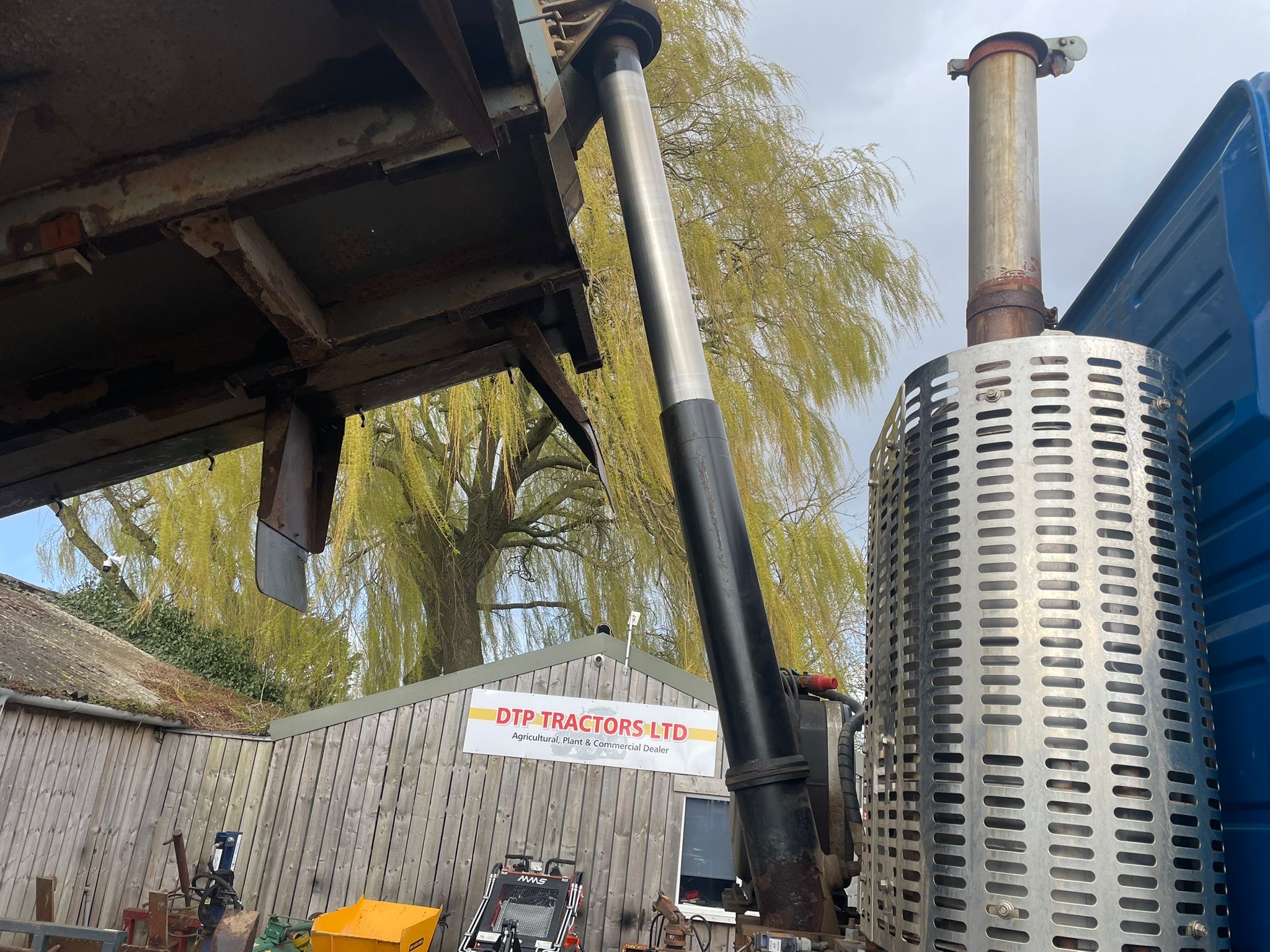 VOLVO FMX 8 WHEEL TIPPER LORRY - Image 11