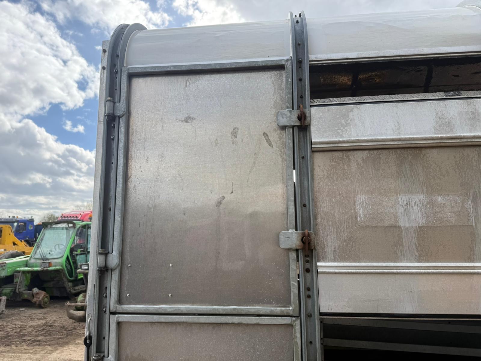 IFOR WILLIAM 12 FT TRI AXLE CATTLE TRAILER - Image 9