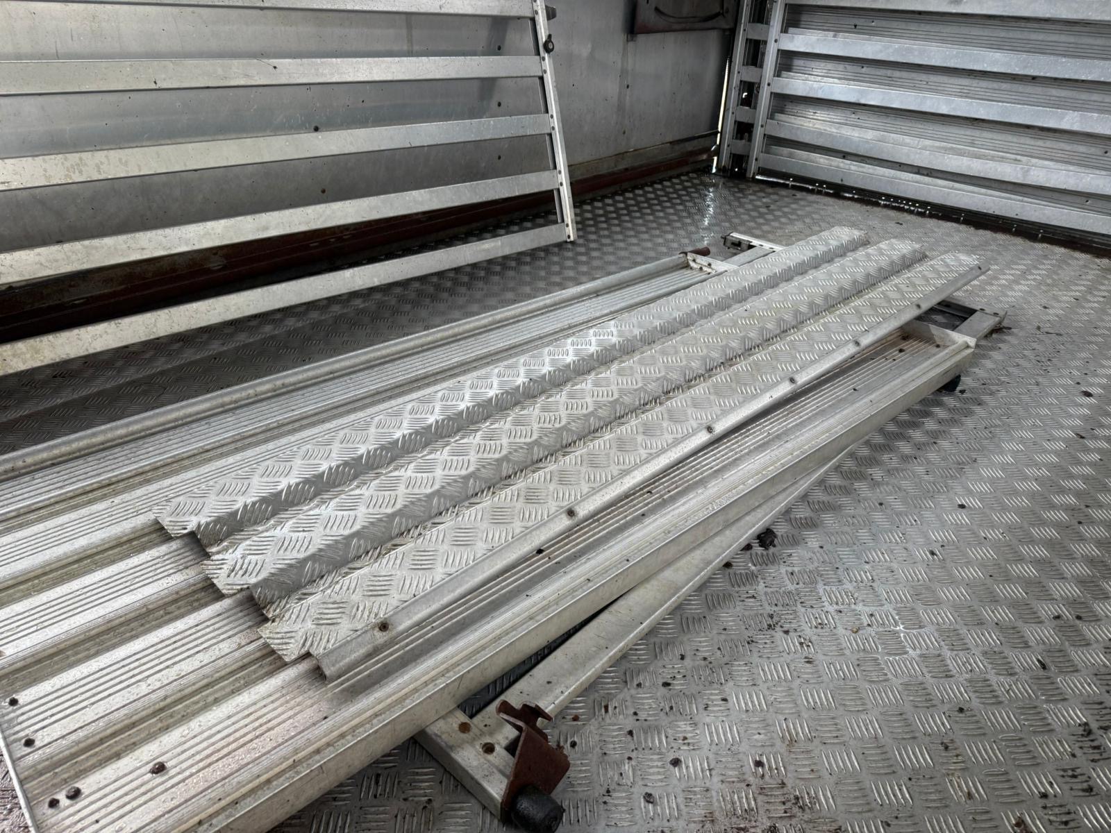 IFOR WILLIAM 12 FT TRI AXLE CATTLE TRAILER - Image 5