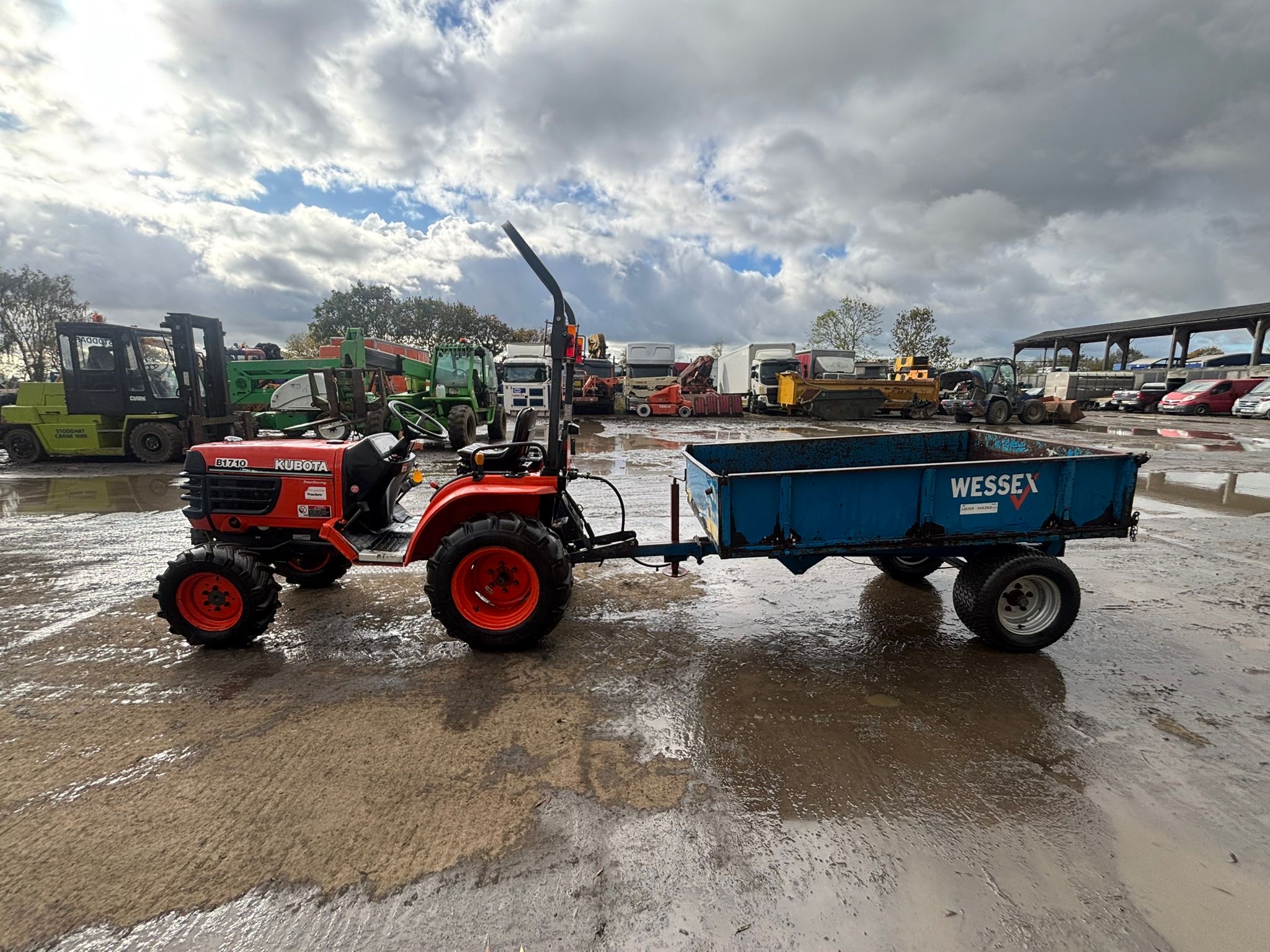 KUBOTA B1710 COMPACT TRACTOR WITH TRAILER - Image 15