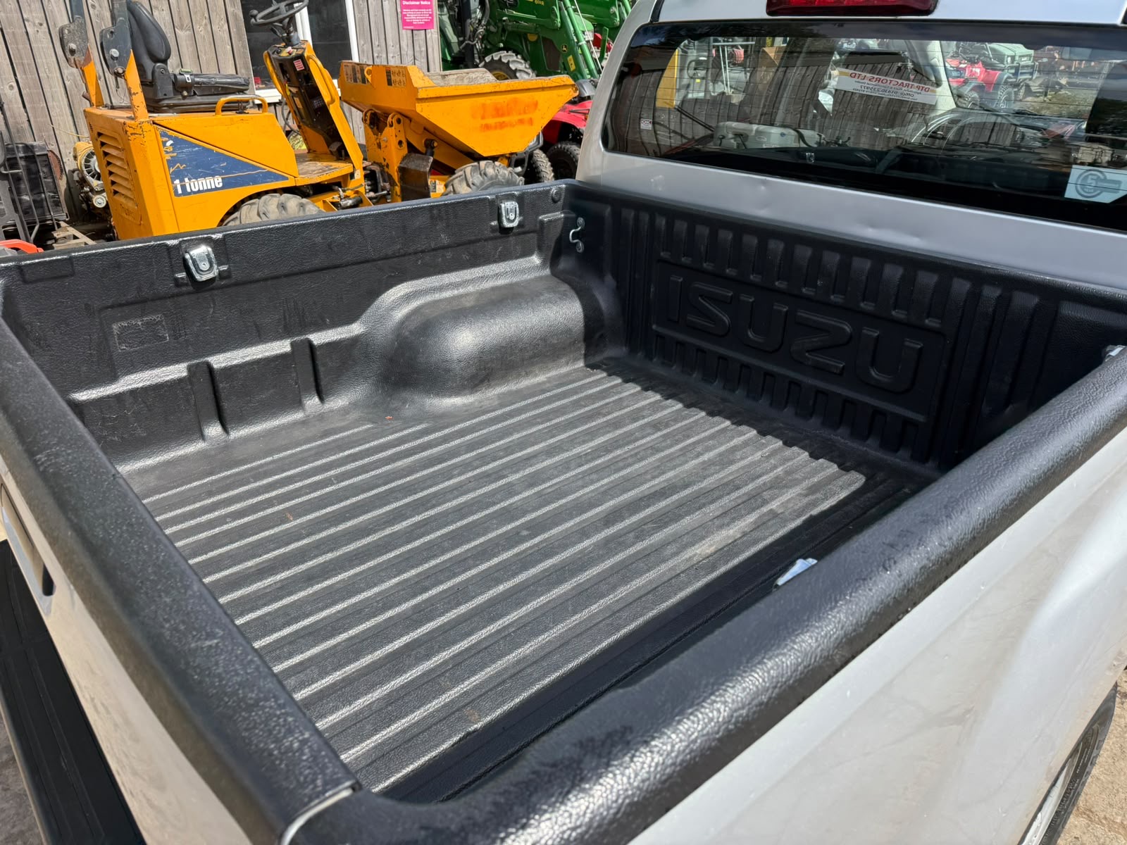 ISUZU D MAX 4x4 PICKUP - Image 8