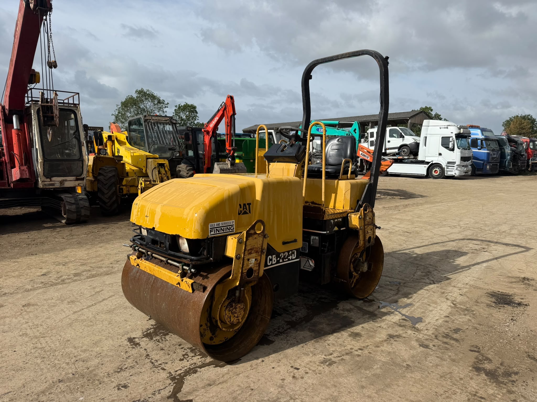 CATERPILLAR CB224D 120 RIDE ON ROLLER - Image 5