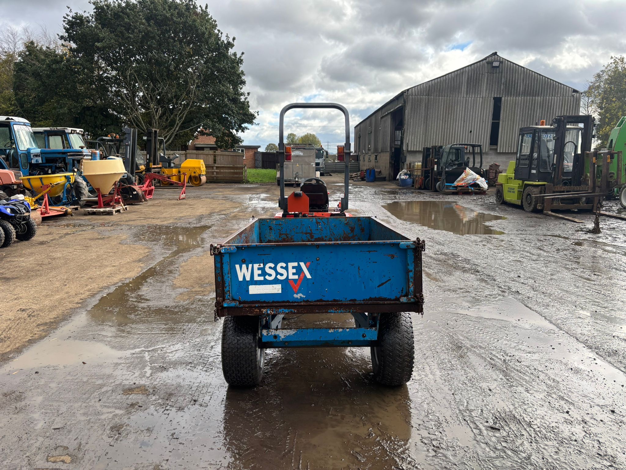 KUBOTA B1710 COMPACT TRACTOR WITH TRAILER - Image 17