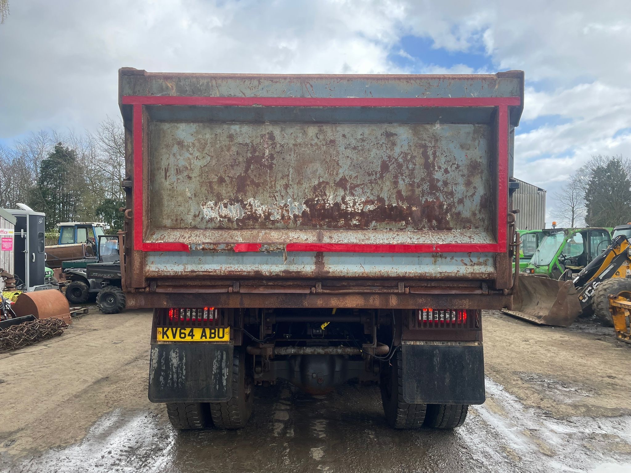 VOLVO FMX 8 WHEEL TIPPER LORRY - Image 15