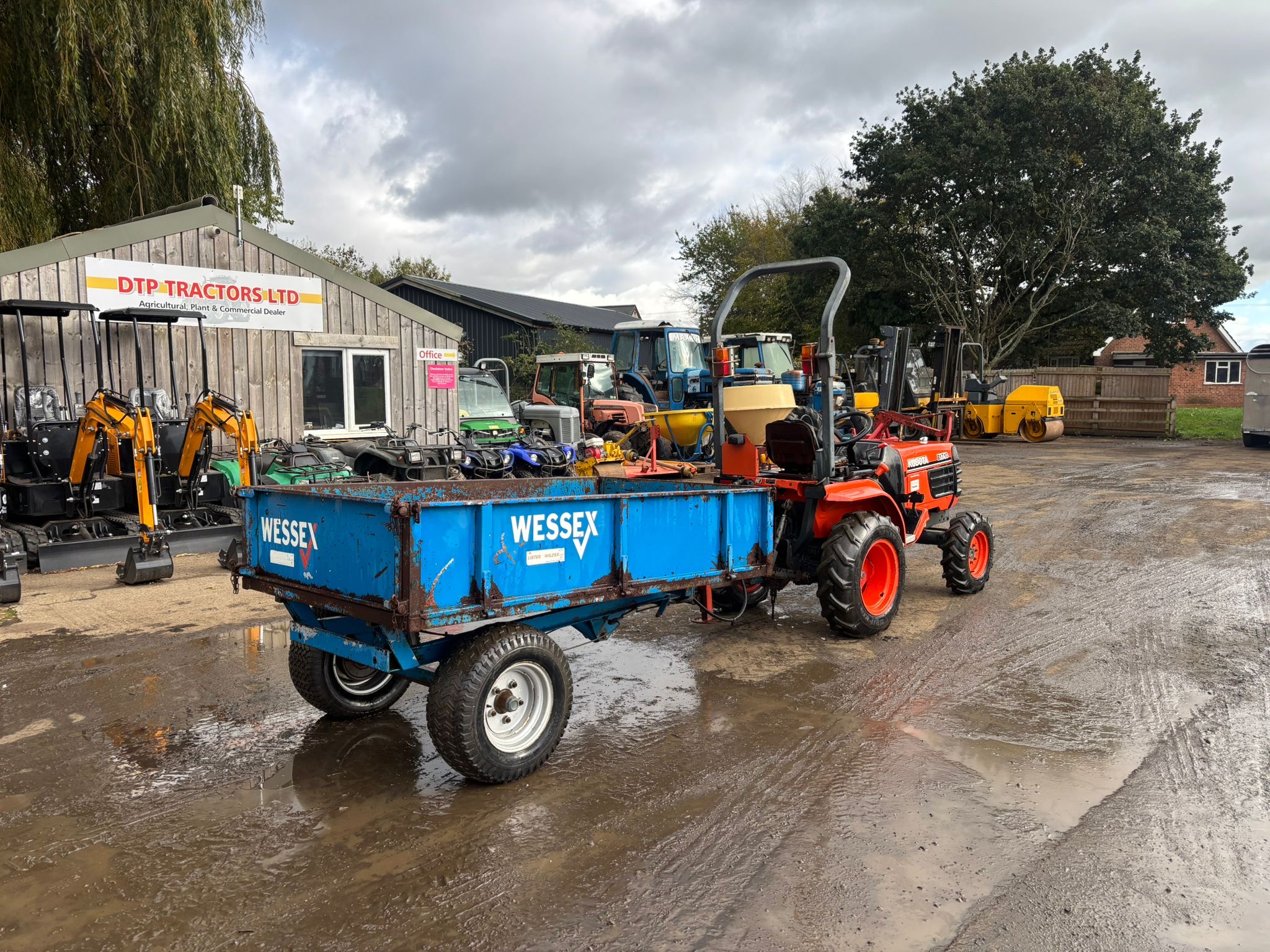 KUBOTA B1710 COMPACT TRACTOR WITH TRAILER - Image 9