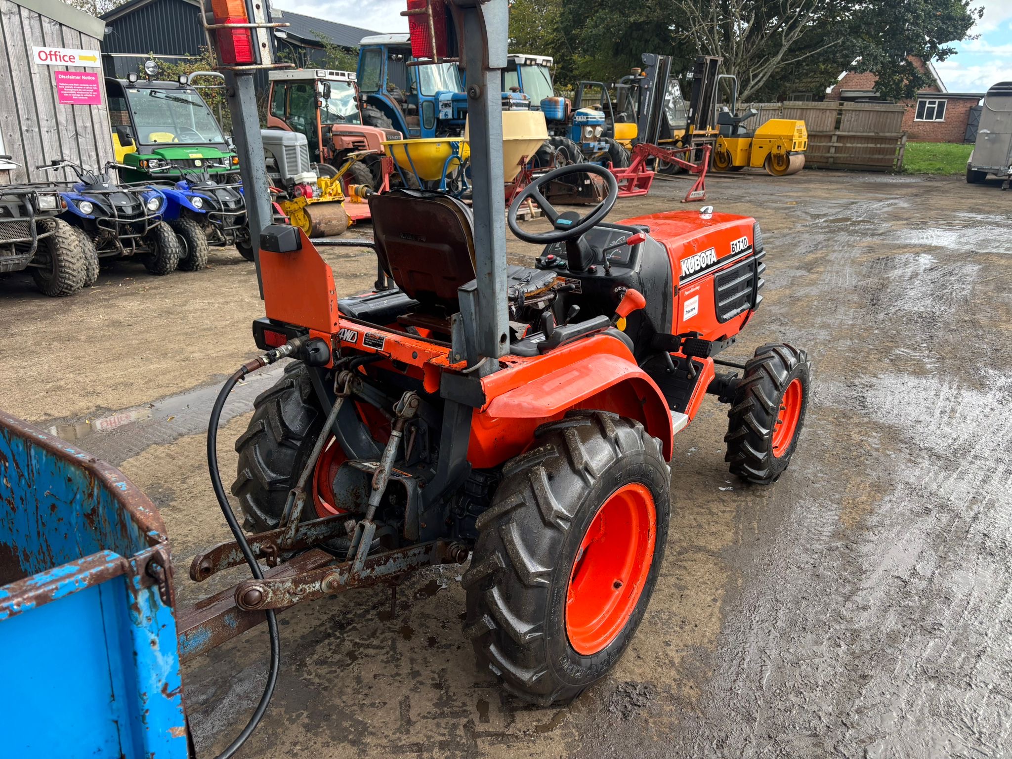KUBOTA B1710 COMPACT TRACTOR WITH TRAILER - Image 3