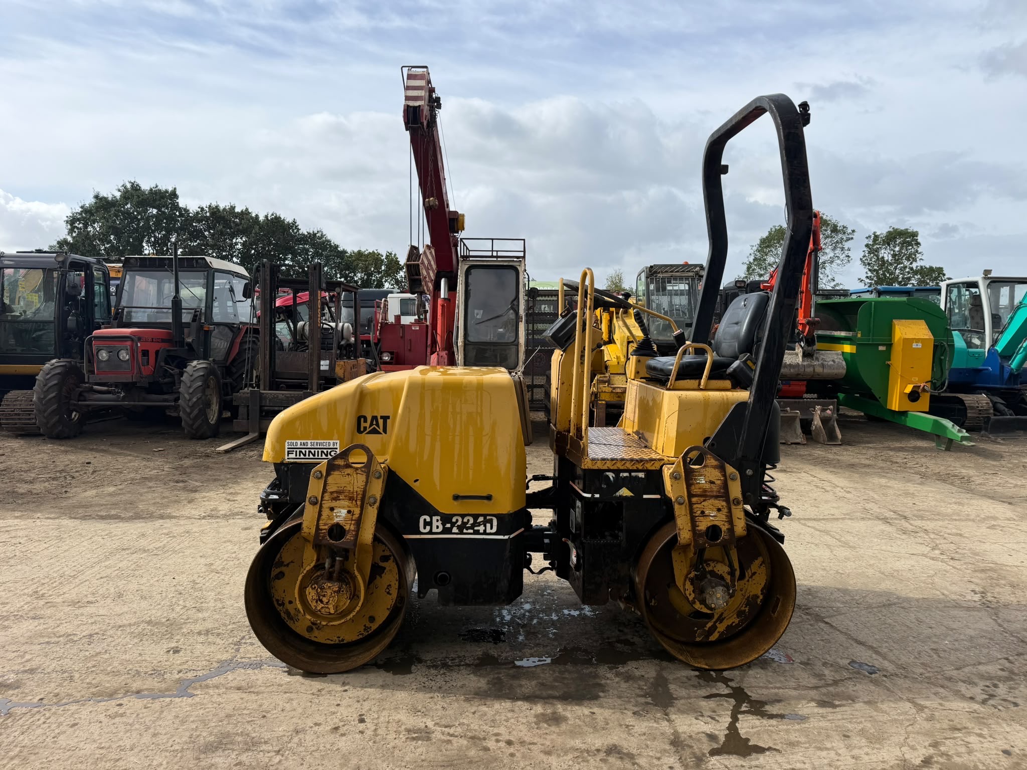 CATERPILLAR CB224D 120 RIDE ON ROLLER - Image 4