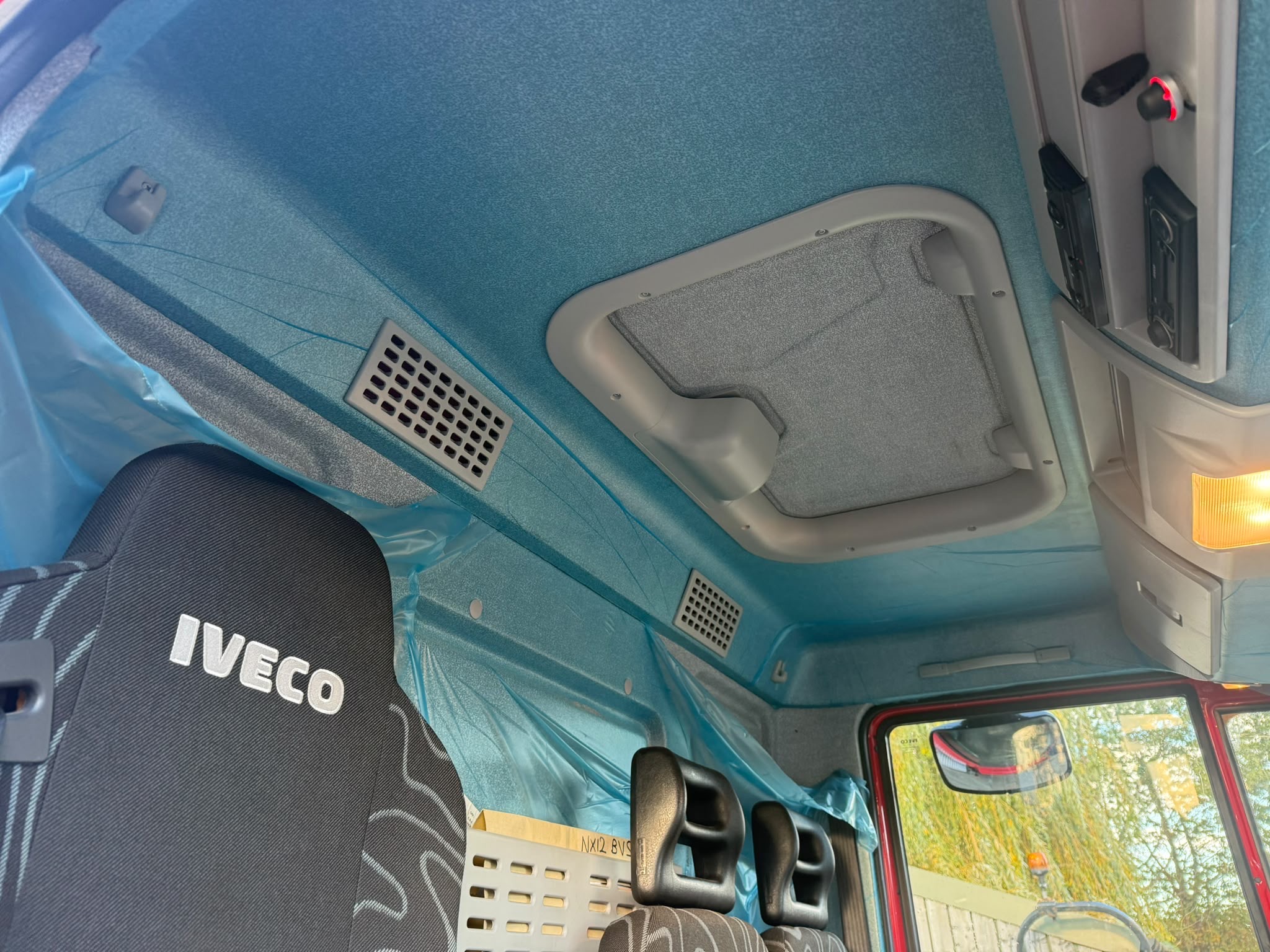 IVECO EUROCARGO 120E22 FLATBED LORRY - Image 27