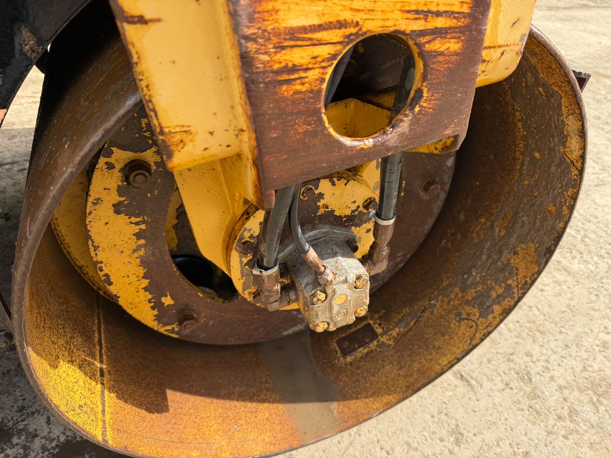 CATERPILLAR CB224D 120 RIDE ON ROLLER - Image 14