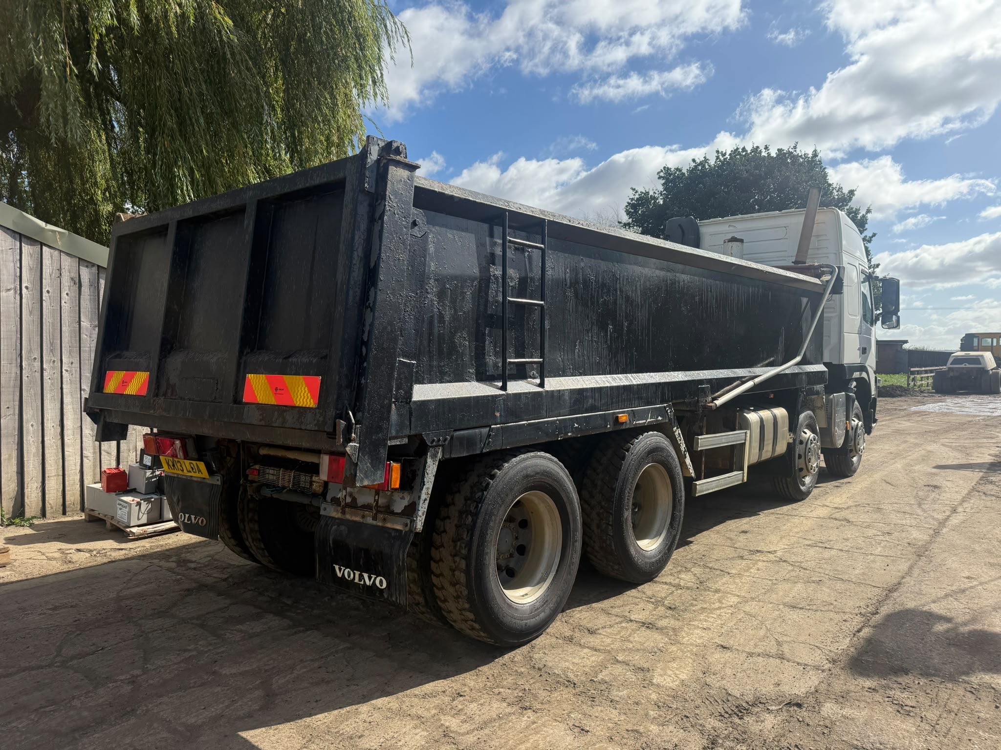 VOLVO FM410 8 WHEEL TIPPER LORRY - Image 12