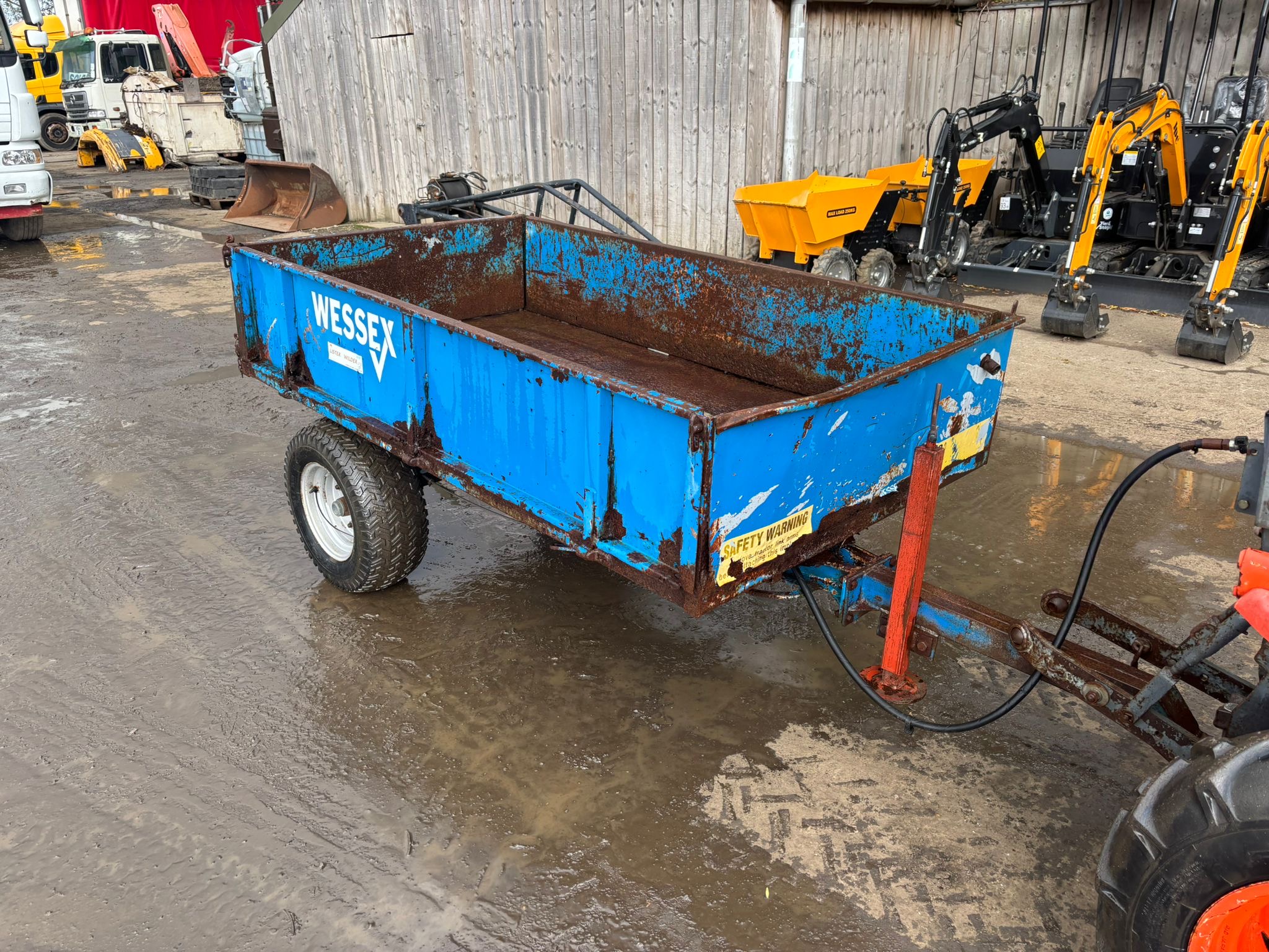 KUBOTA B1710 COMPACT TRACTOR WITH TRAILER - Image 13