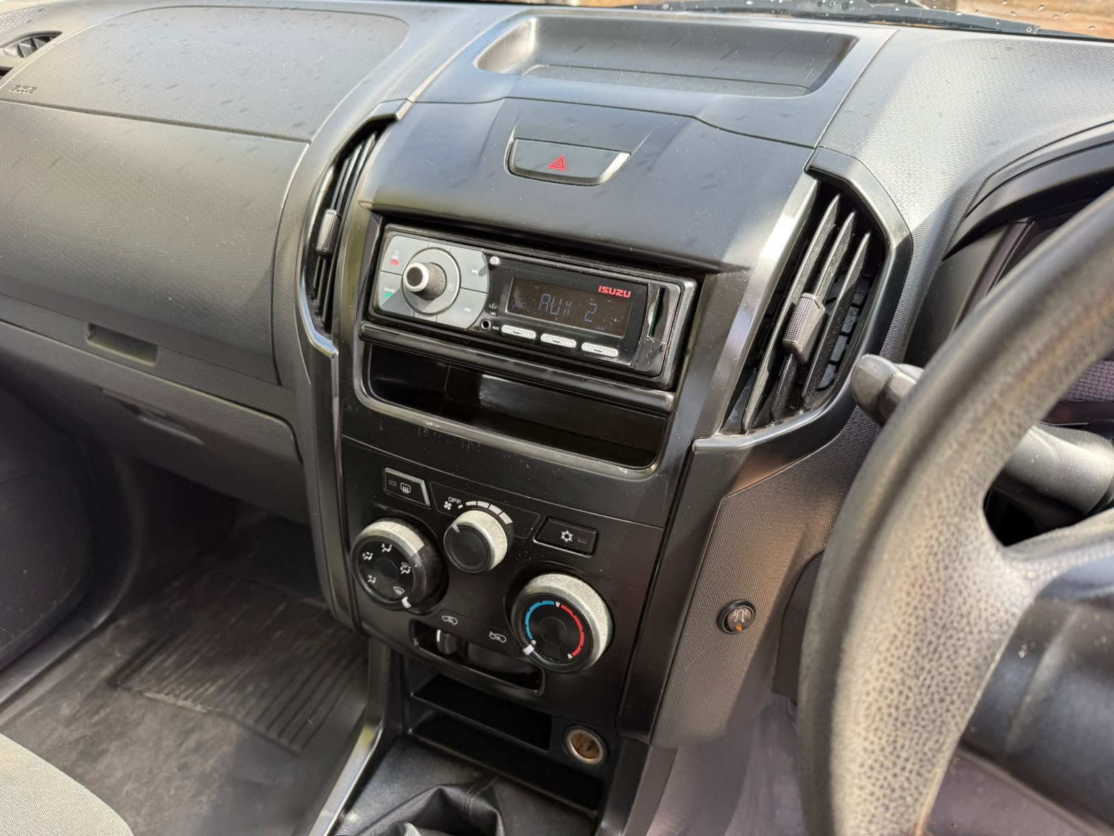 ISUZU D MAX 4x4 PICKUP - Image 13