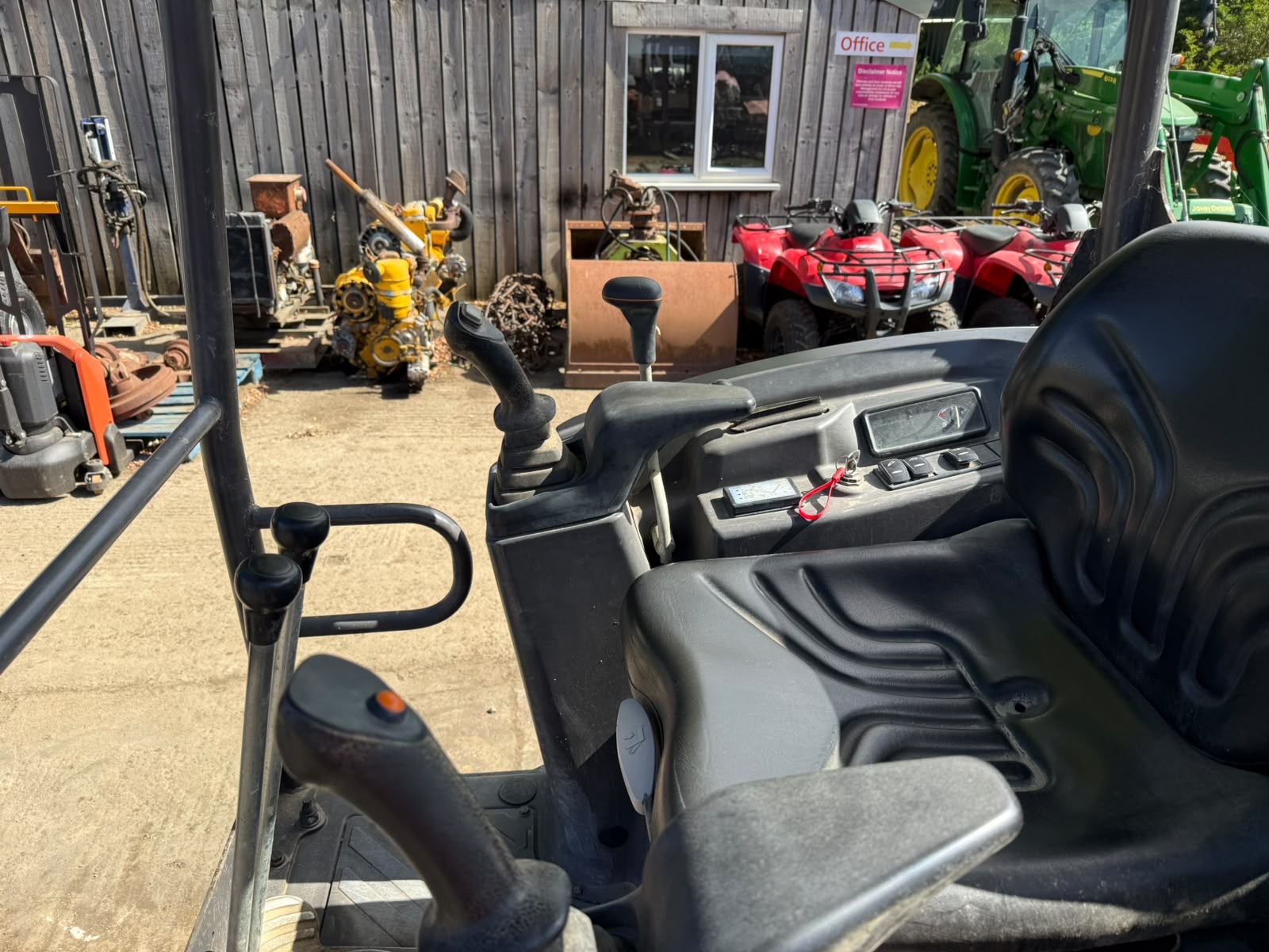 VOLVO EC15D MINI DIGGER EXCAVATOR - Image 23