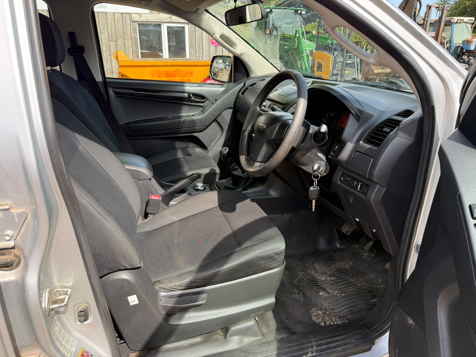 ISUZU D MAX 4x4 PICKUP - Image 16