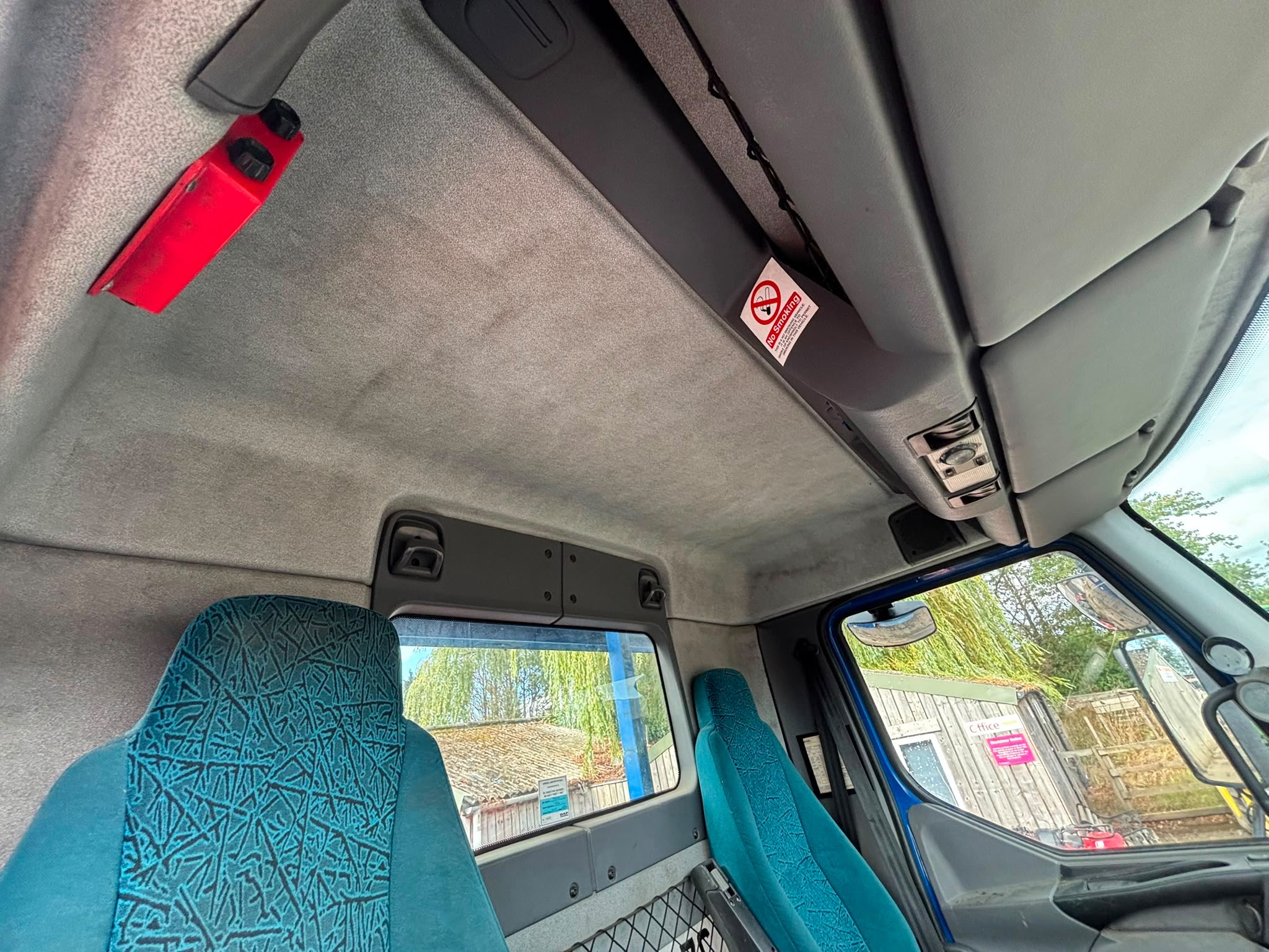 DAF LF 55.220 BRICK GRAB CRANE LORRY - Image 10