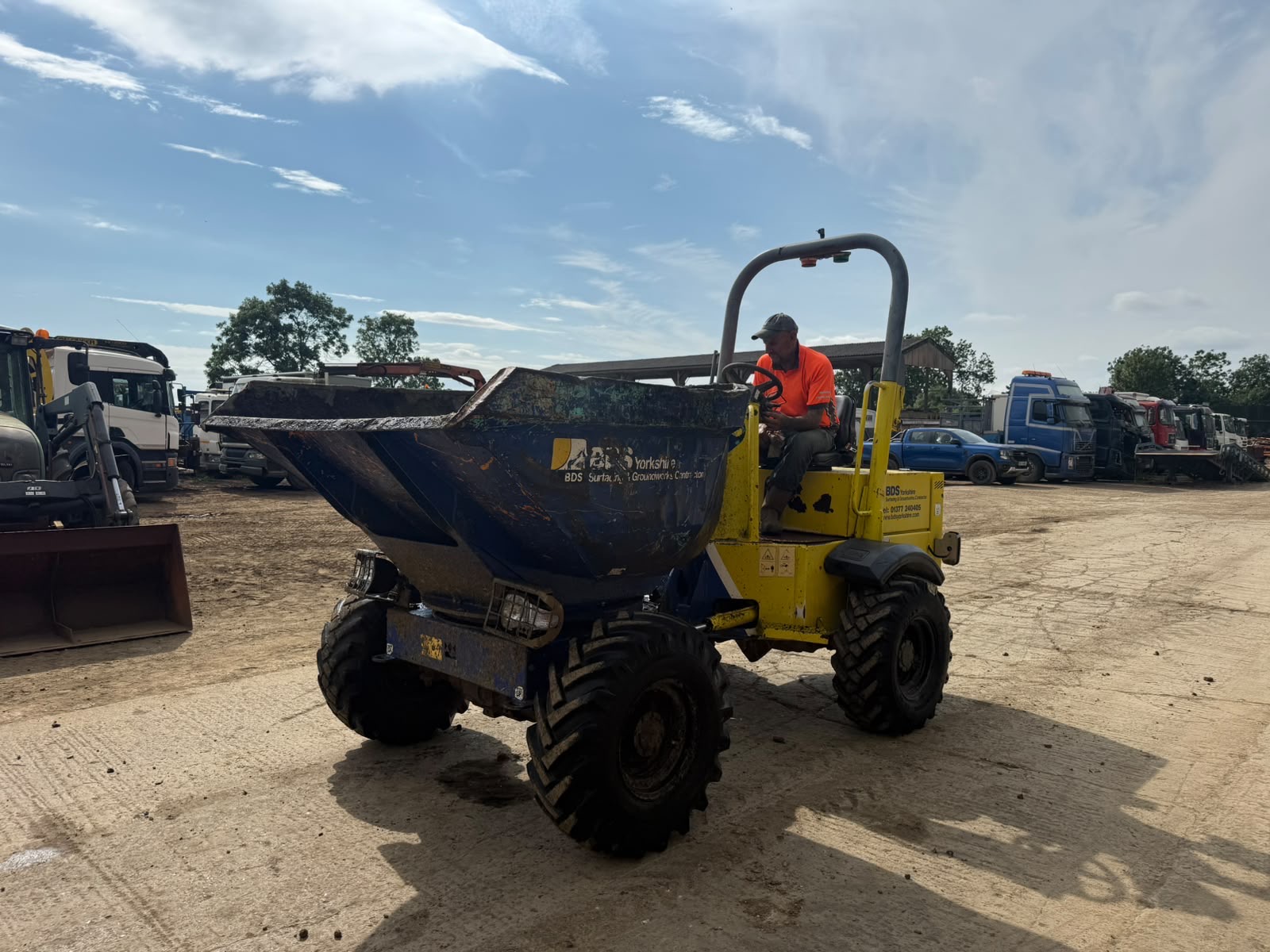 TEREX TA3 SH 3 TON SWIVEL SKIP DUMPER - Image 3