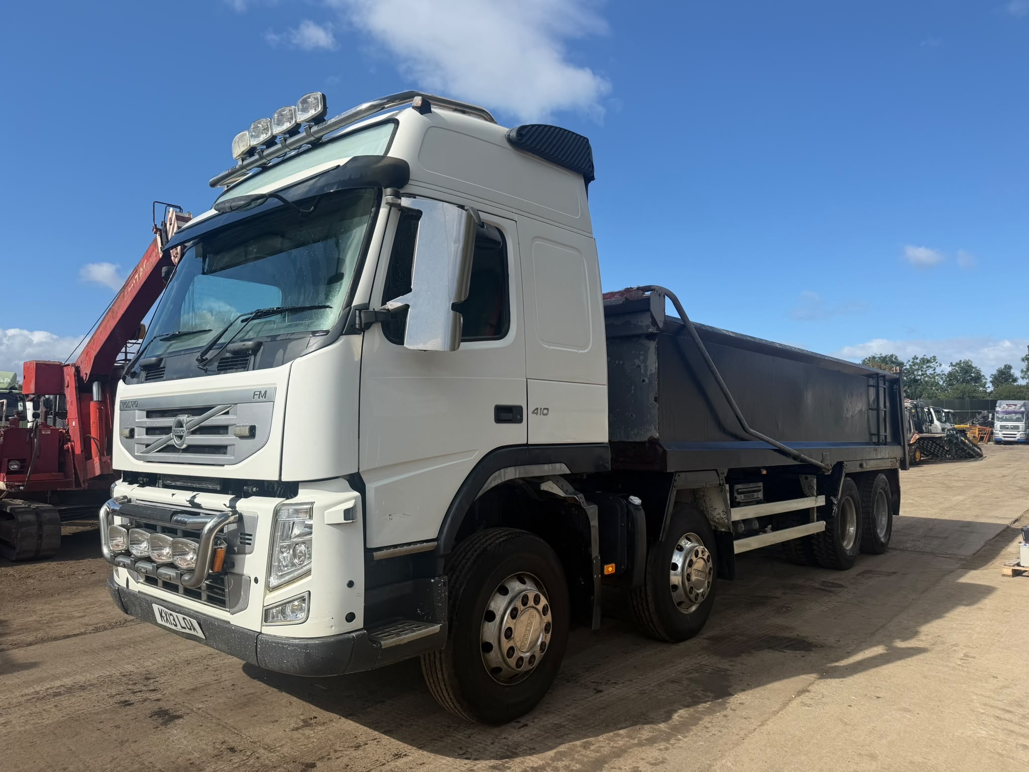 VOLVO FM410 8 WHEEL TIPPER LORRY - Image 4