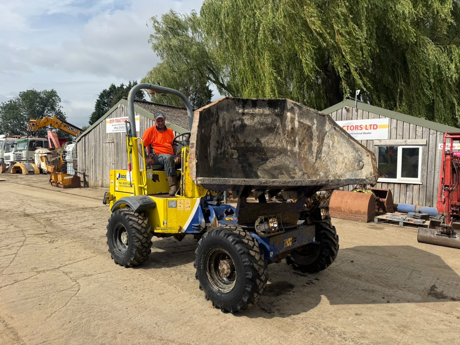 TEREX TA3 SH 3 TON SWIVEL SKIP DUMPER - Image 11