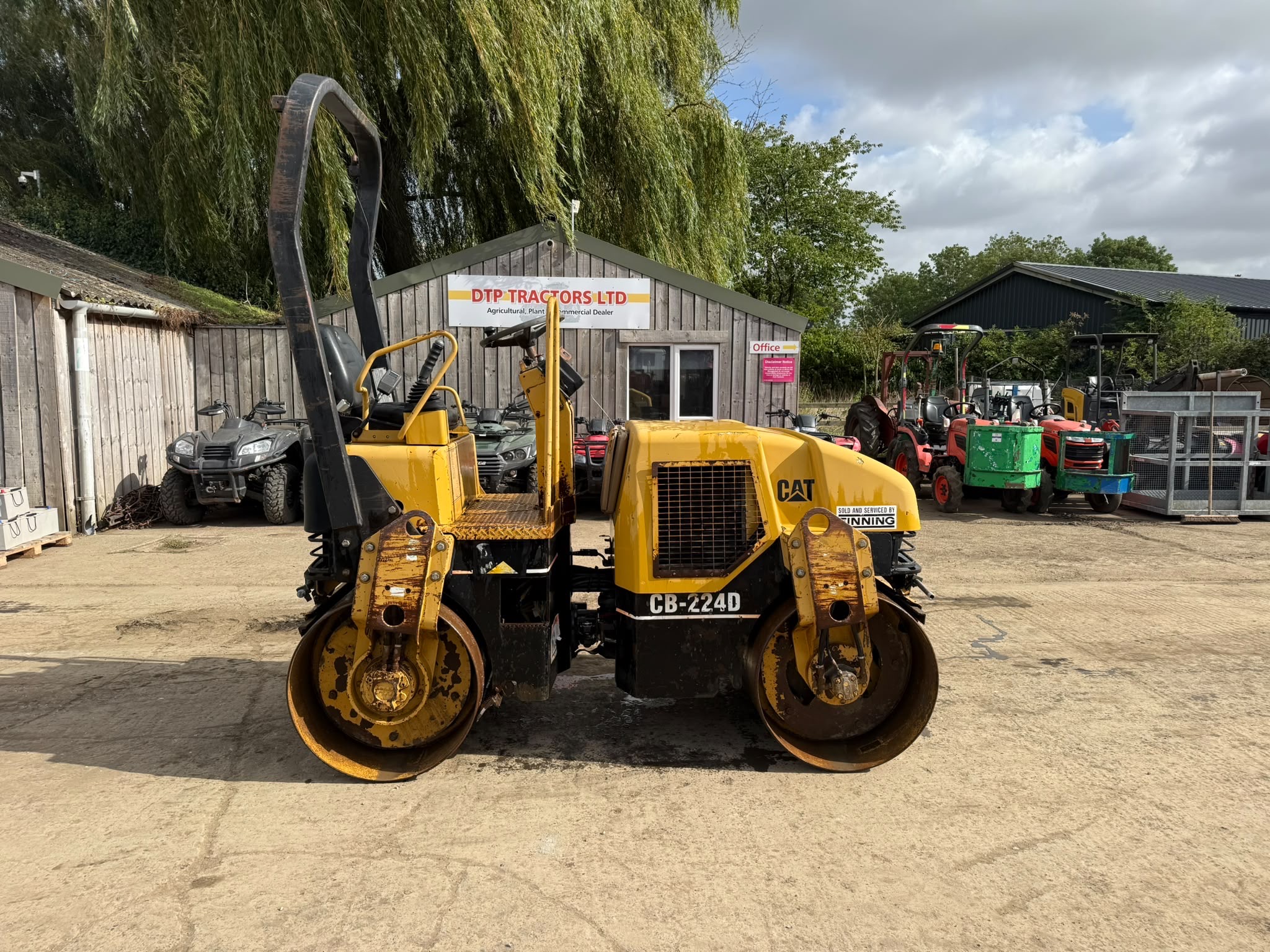 CATERPILLAR CB224D 120 RIDE ON ROLLER - Image 2