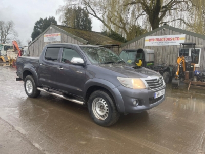 TOYOTA HILUX INVINCIBLE PICKUP