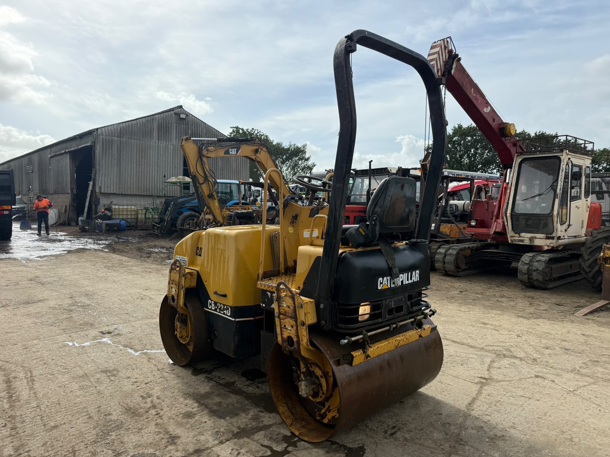 CATERPILLAR CB224D 120 RIDE ON ROLLER - Image 8