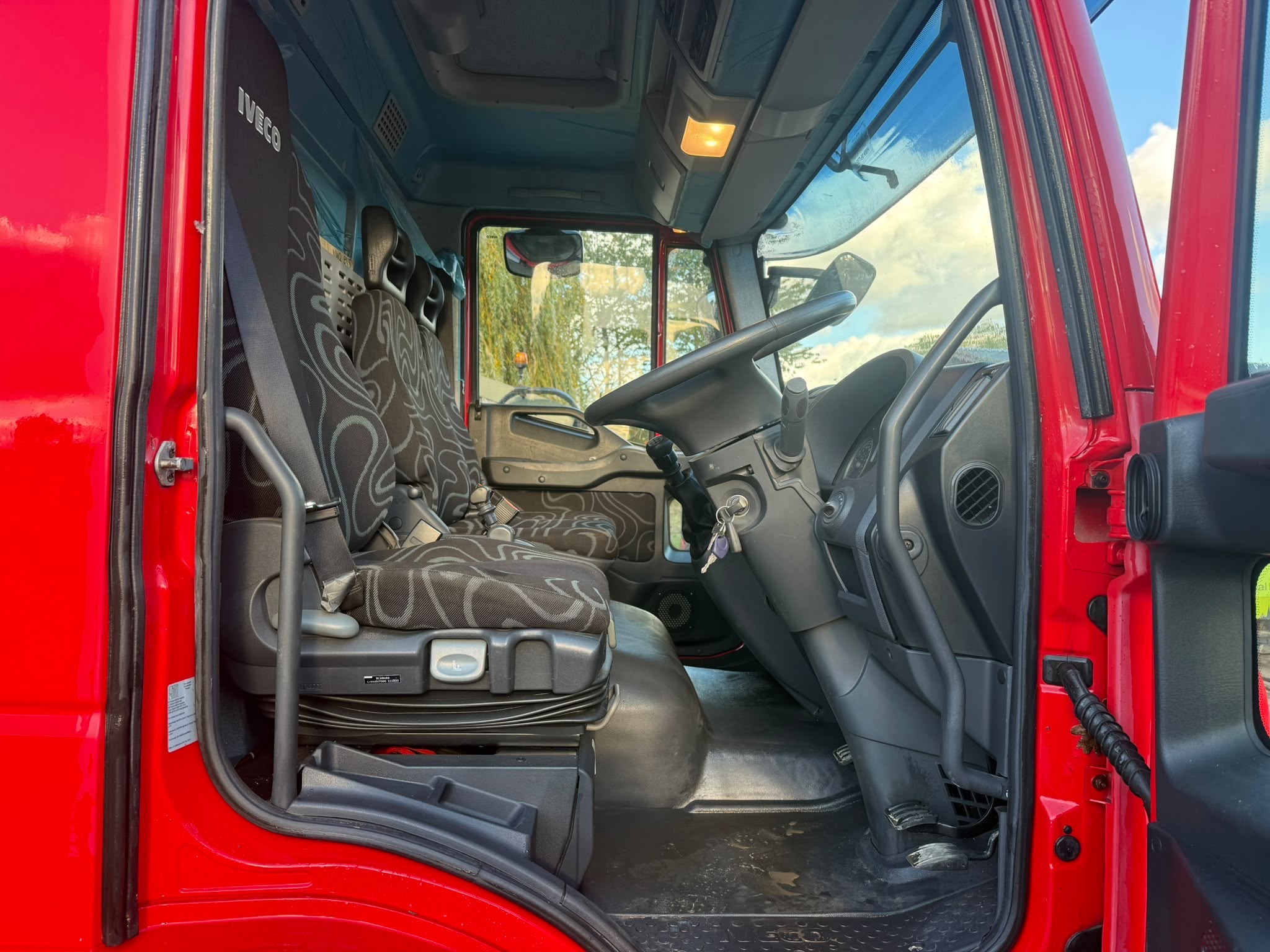 IVECO EUROCARGO 120E22 FLATBED LORRY - Image 14