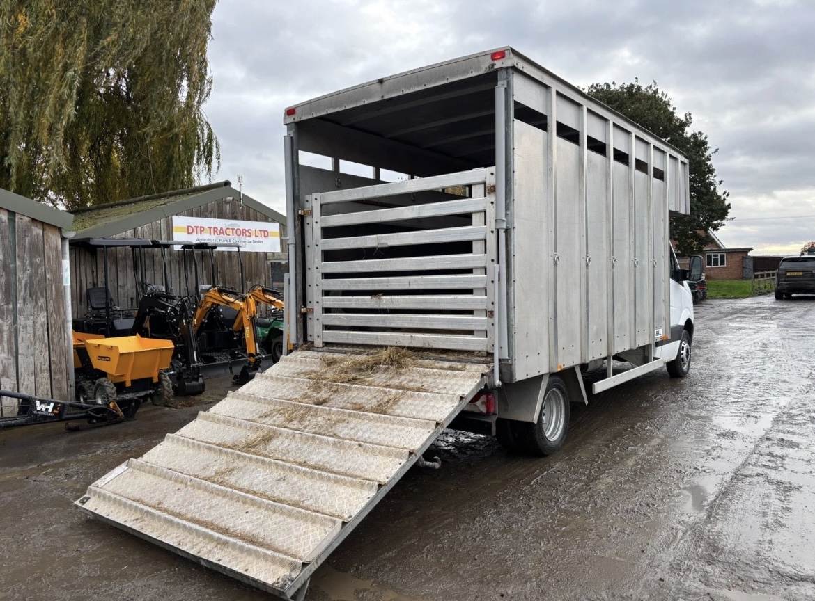 VOLKSWAGEN CRAFTER CR50 TWIN WHEEL HORSE BOX LORRY - Image 12