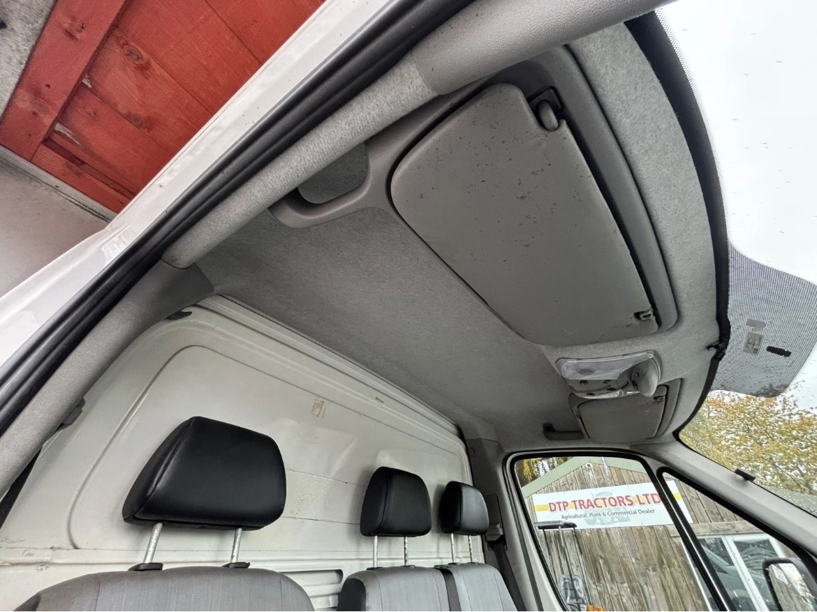 VOLKSWAGEN CRAFTER CR50 TWIN WHEEL HORSE BOX LORRY - Image 8