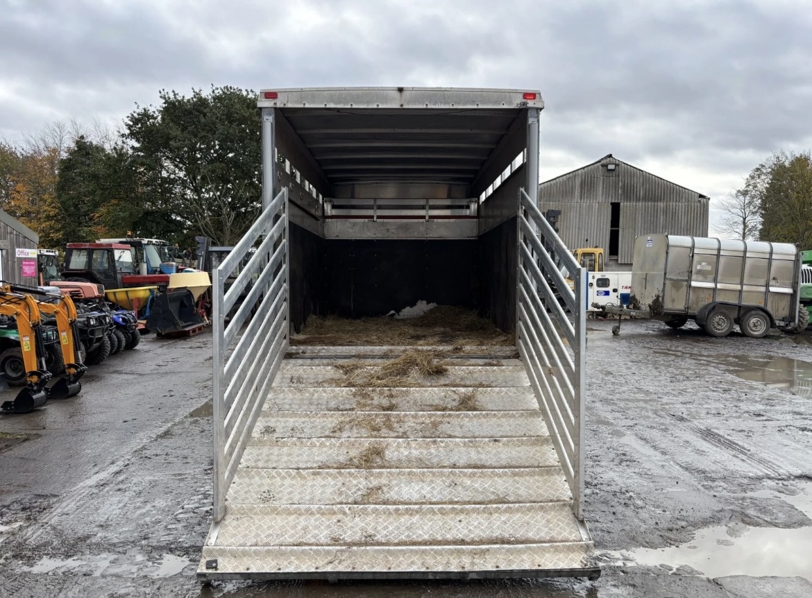VOLKSWAGEN CRAFTER CR50 TWIN WHEEL HORSE BOX LORRY - Image 7