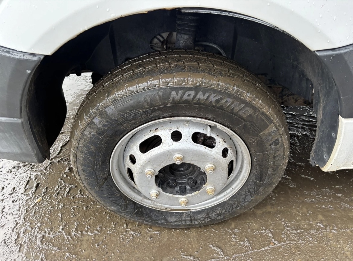 VOLKSWAGEN CRAFTER CR50 TWIN WHEEL HORSE BOX LORRY - Image 4