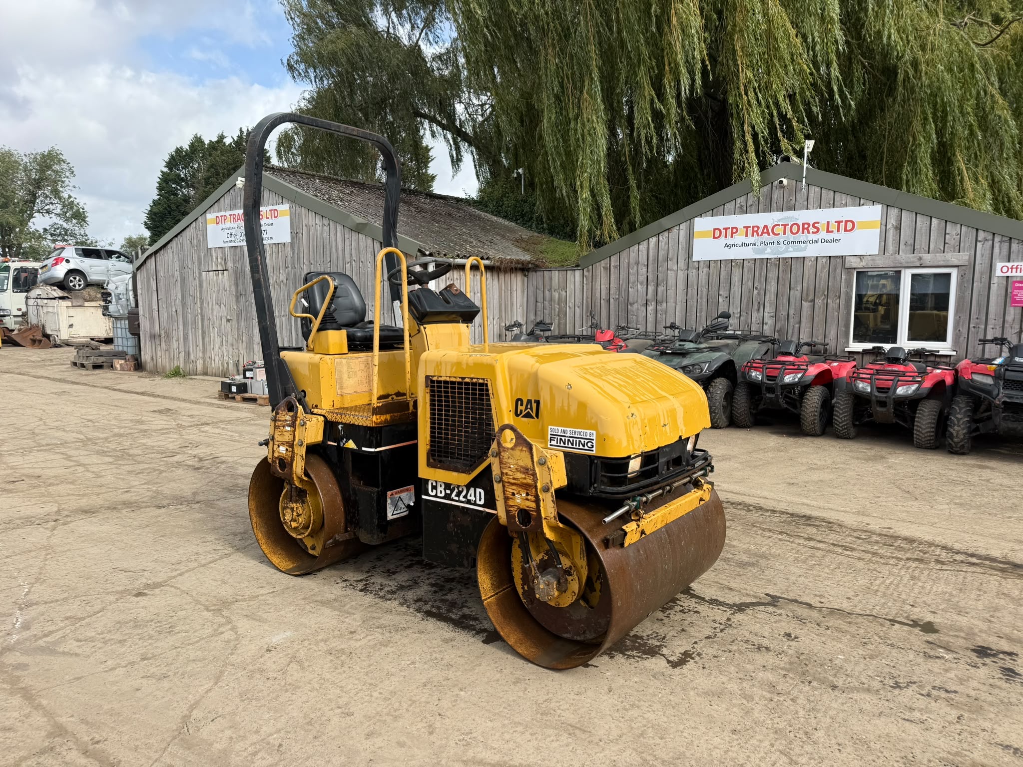 CATERPILLAR CB224D 120 RIDE ON ROLLER