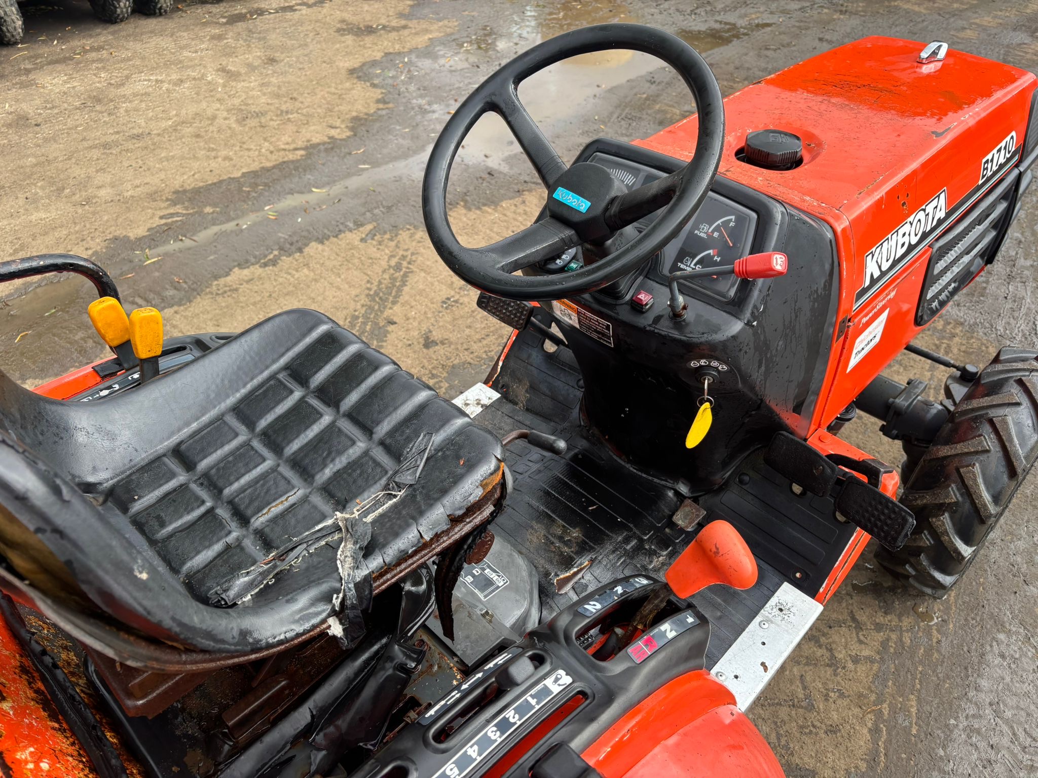 KUBOTA B1710 COMPACT TRACTOR WITH TRAILER - Image 8