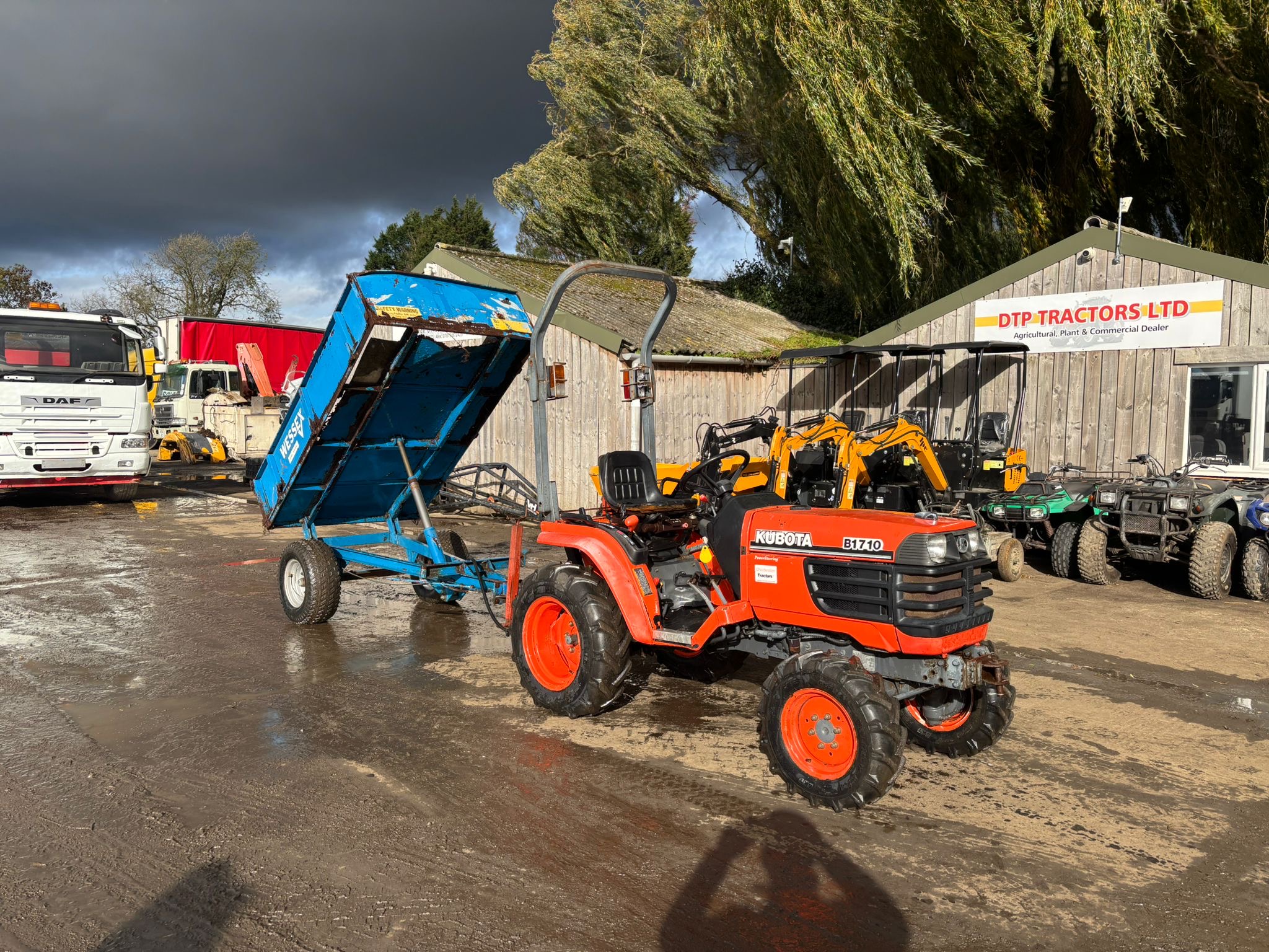 KUBOTA B1710 COMPACT TRACTOR WITH TRAILER - Image 5