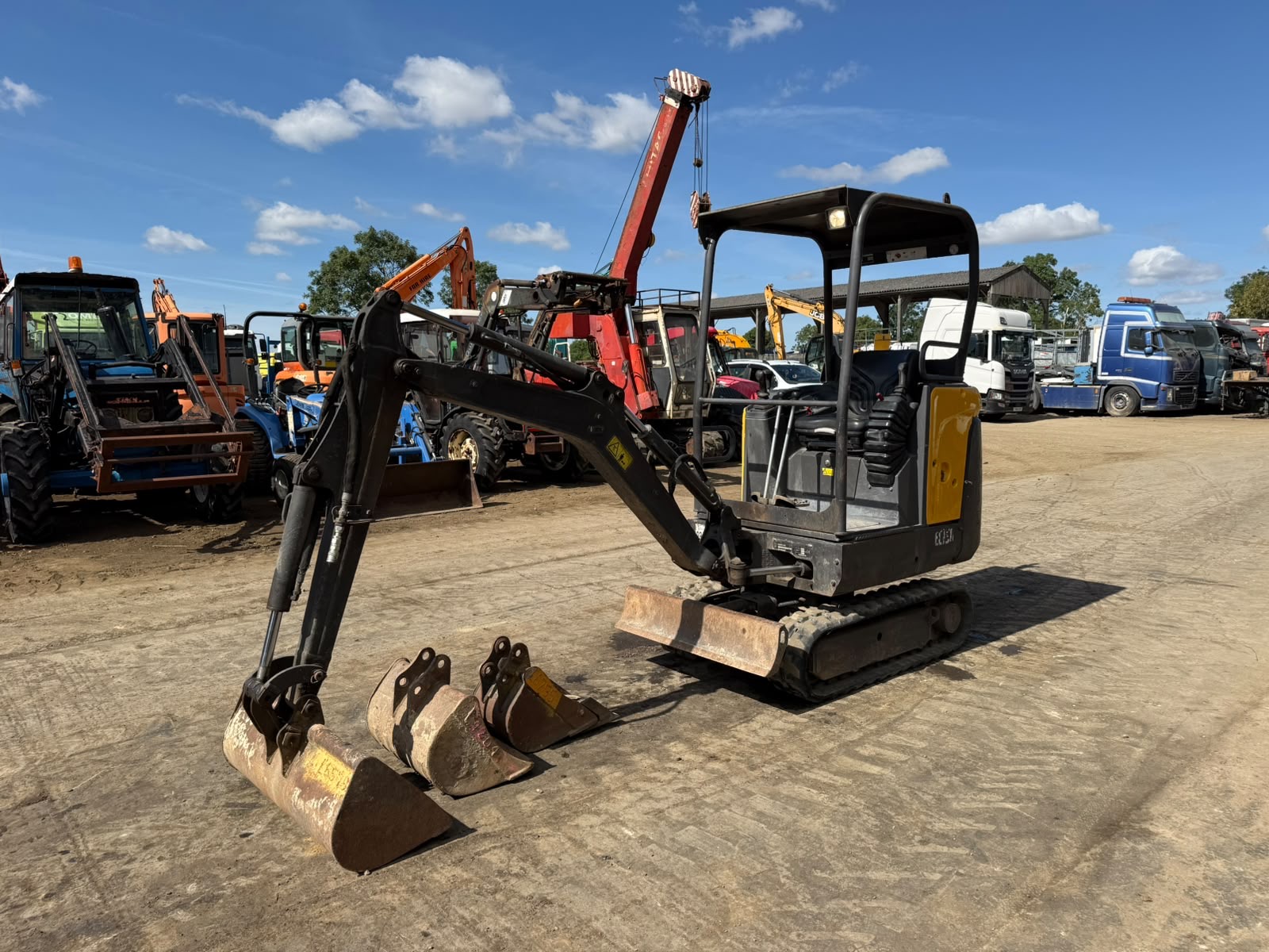 VOLVO EC15D MINI DIGGER EXCAVATOR - Image 11