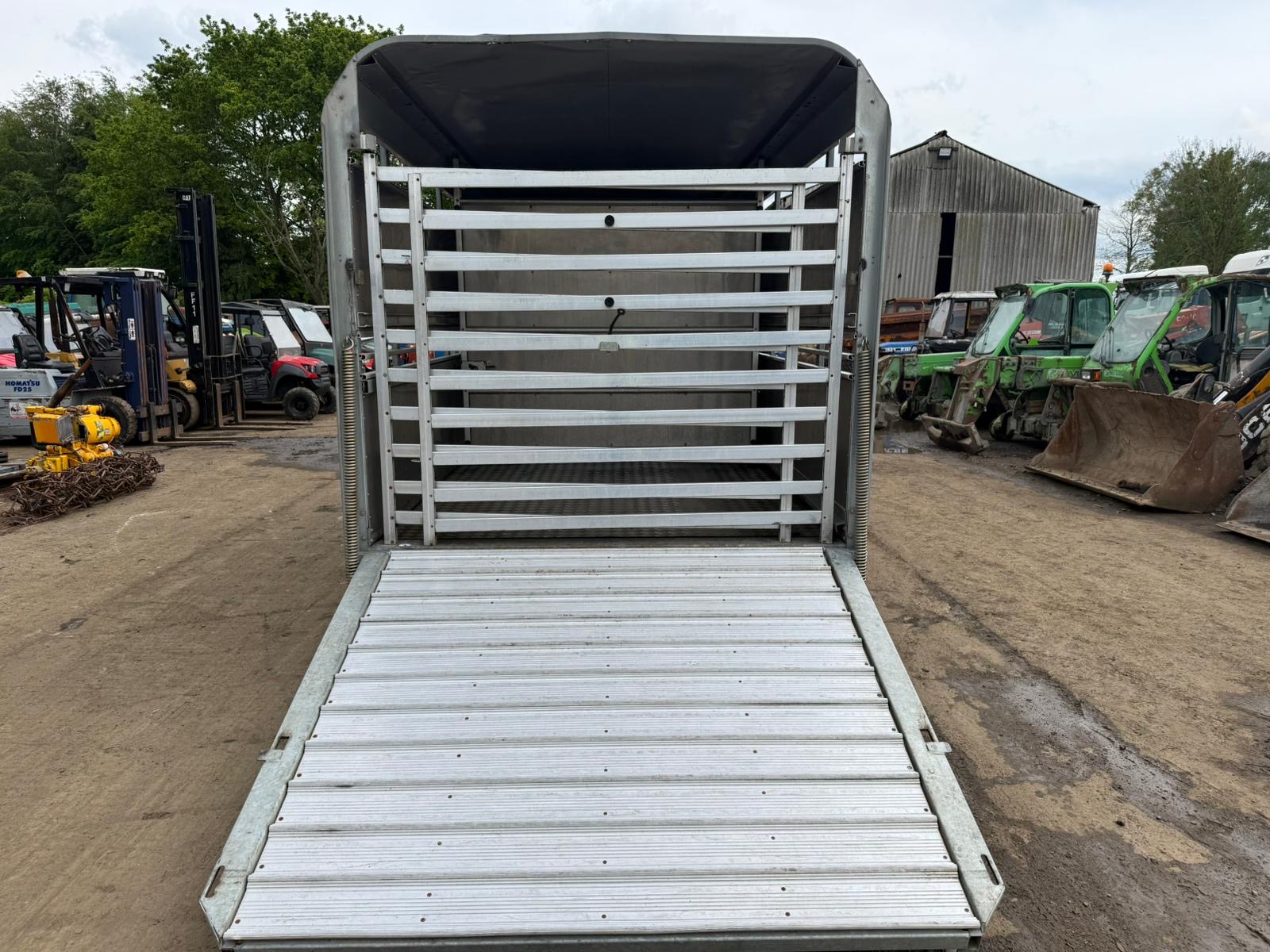 IFOR WILLIAM 14ft TRI AXLE LIVESTOCK TRAILER - Image 3