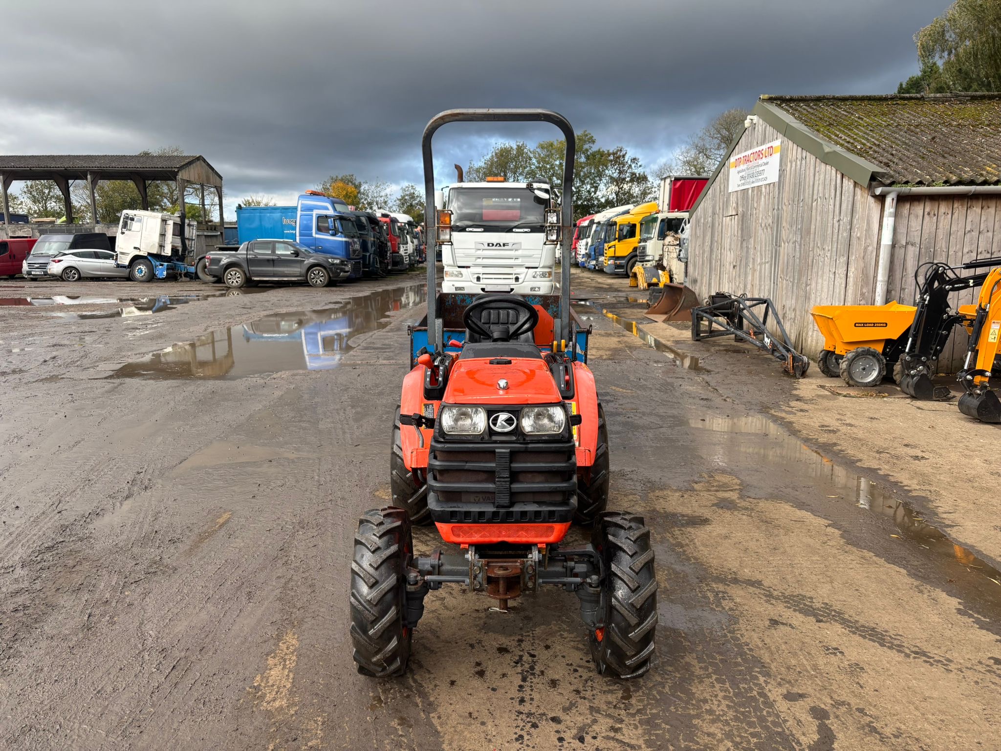 KUBOTA B1710 COMPACT TRACTOR WITH TRAILER - Image 4